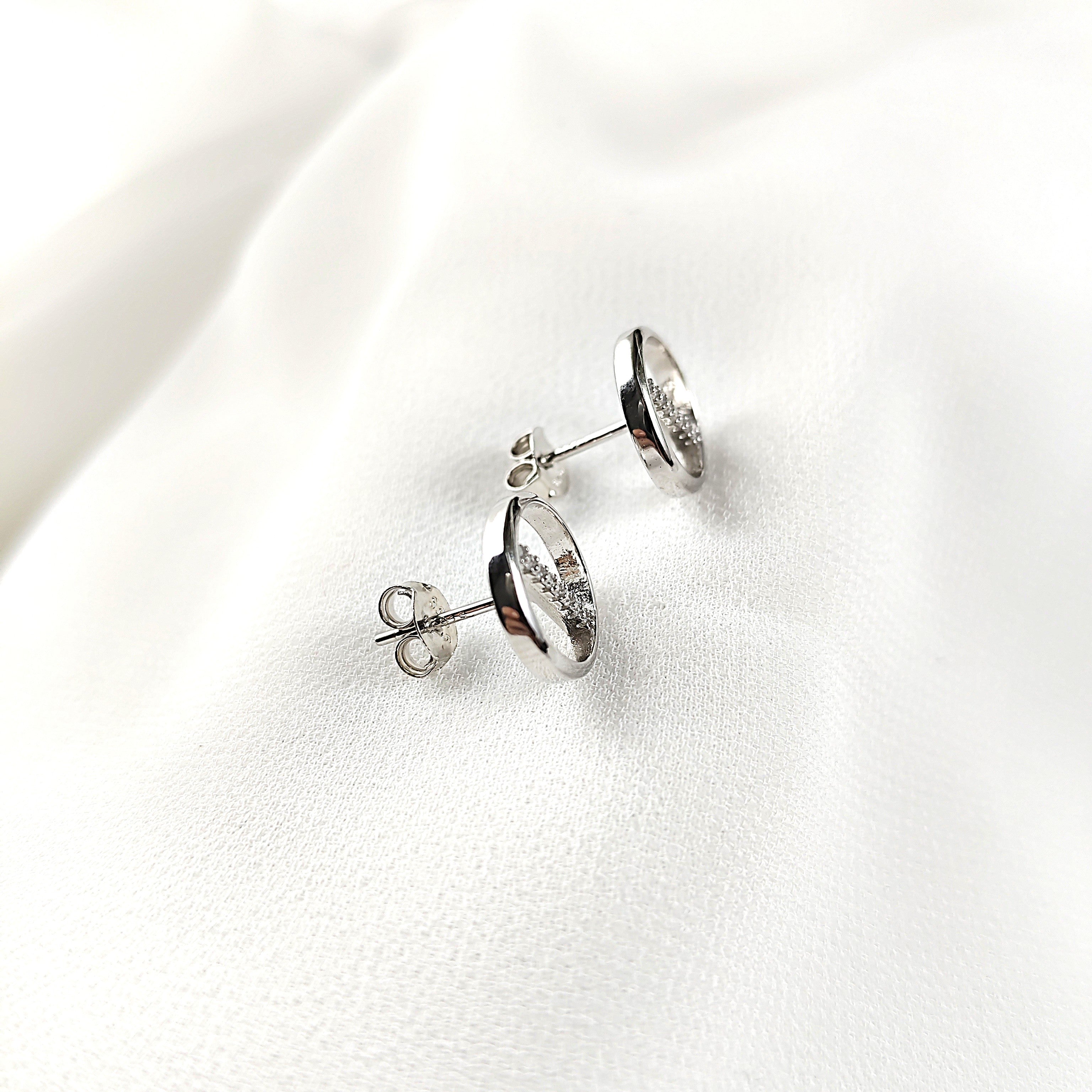 Boucles d’Oreilles Cercle Élégant en Argent 925 – Minimalisme Chic Boucles d’Oreilles Cercle Élégant en Argent 925 – Minimalisme Chic