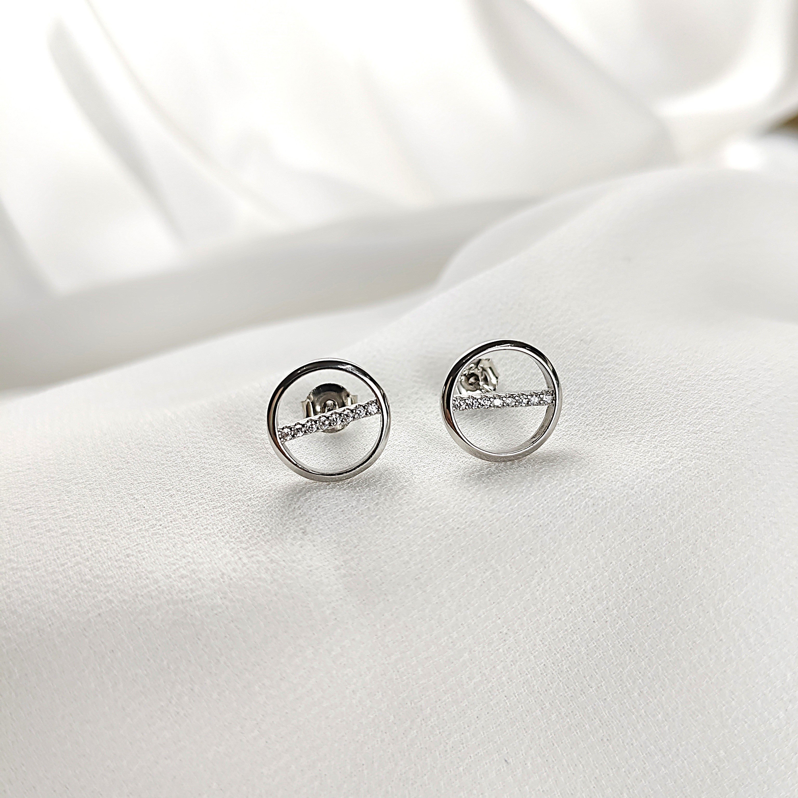 Boucles d’Oreilles Cercle Élégant en Argent 925 – Minimalisme Chic Boucles d’Oreilles Cercle Élégant en Argent 925 – Minimalisme Chic