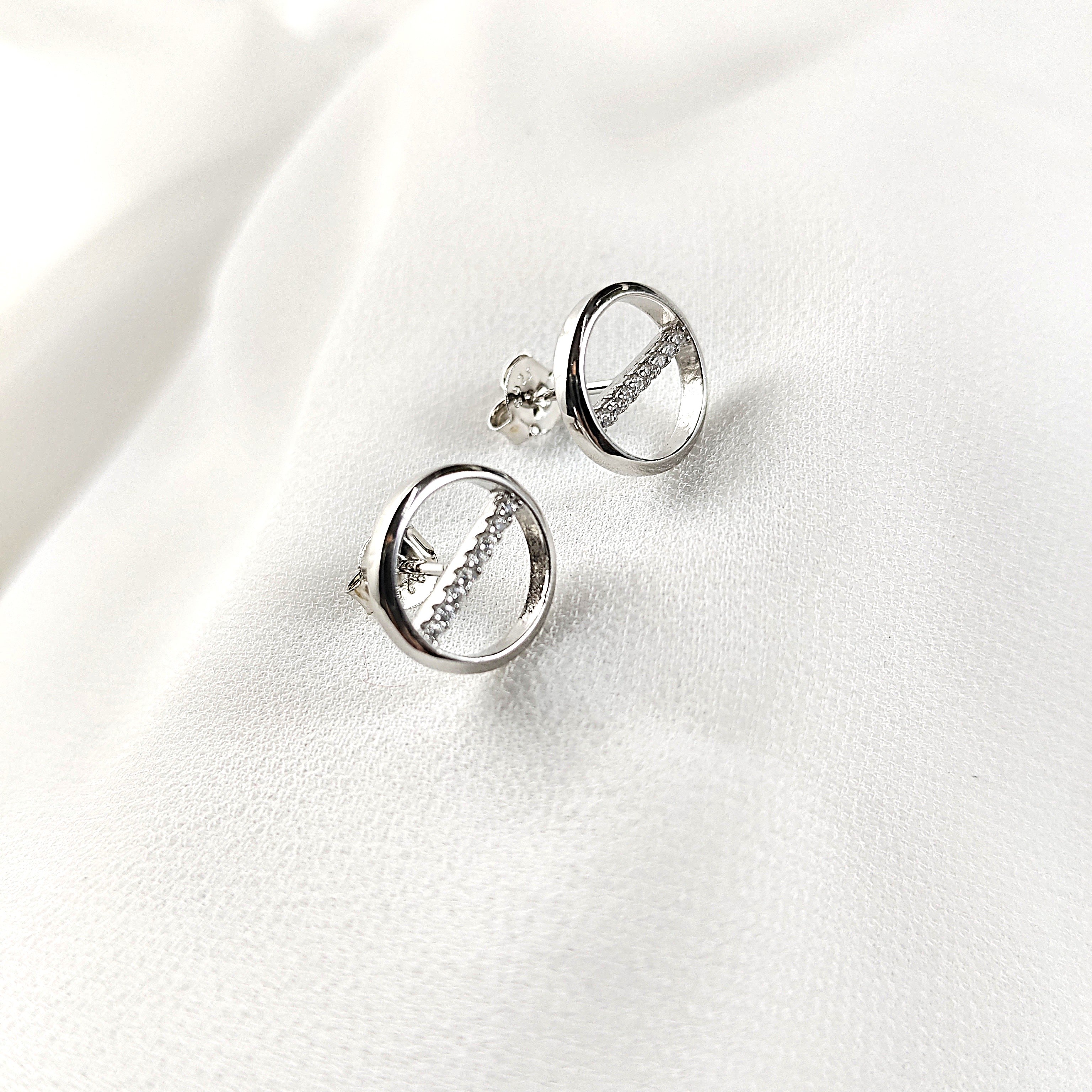 Boucles d’Oreilles Cercle Élégant en Argent 925 – Minimalisme Chic Boucles d’Oreilles Cercle Élégant en Argent 925 – Minimalisme Chic
