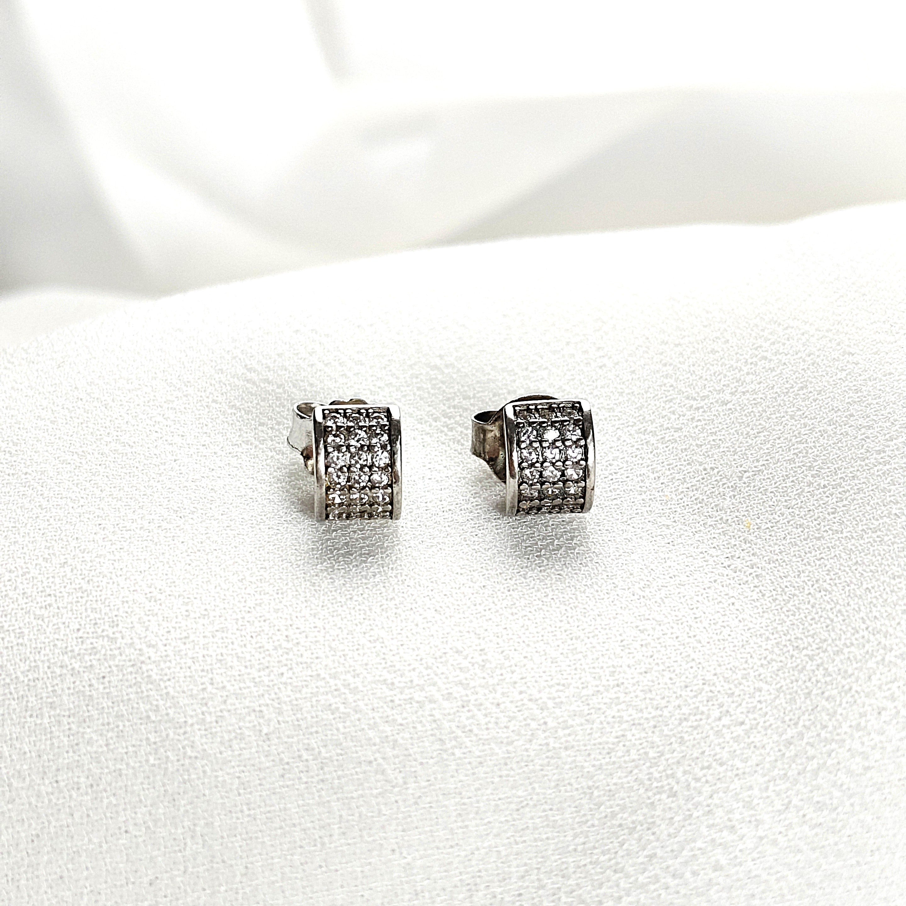 Boucles d’Oreilles Mini-Cube Pavé Zircon en Argent 925 – Élégance Discrète Boucles d’Oreilles Mini-Cube Pavé Zircon en Argent 925 – Élégance Discrète
