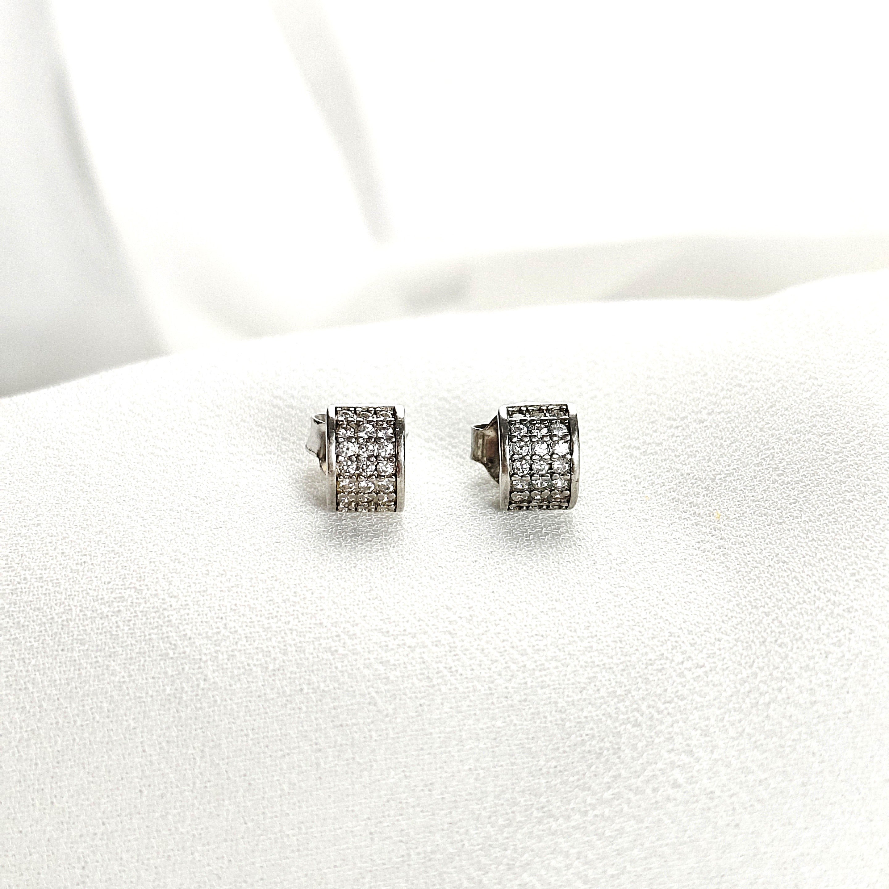 Boucles d’Oreilles Mini-Cube Pavé Zircon en Argent 925 – Élégance Discrète Boucles d’Oreilles Mini-Cube Pavé Zircon en Argent 925 – Élégance Discrète