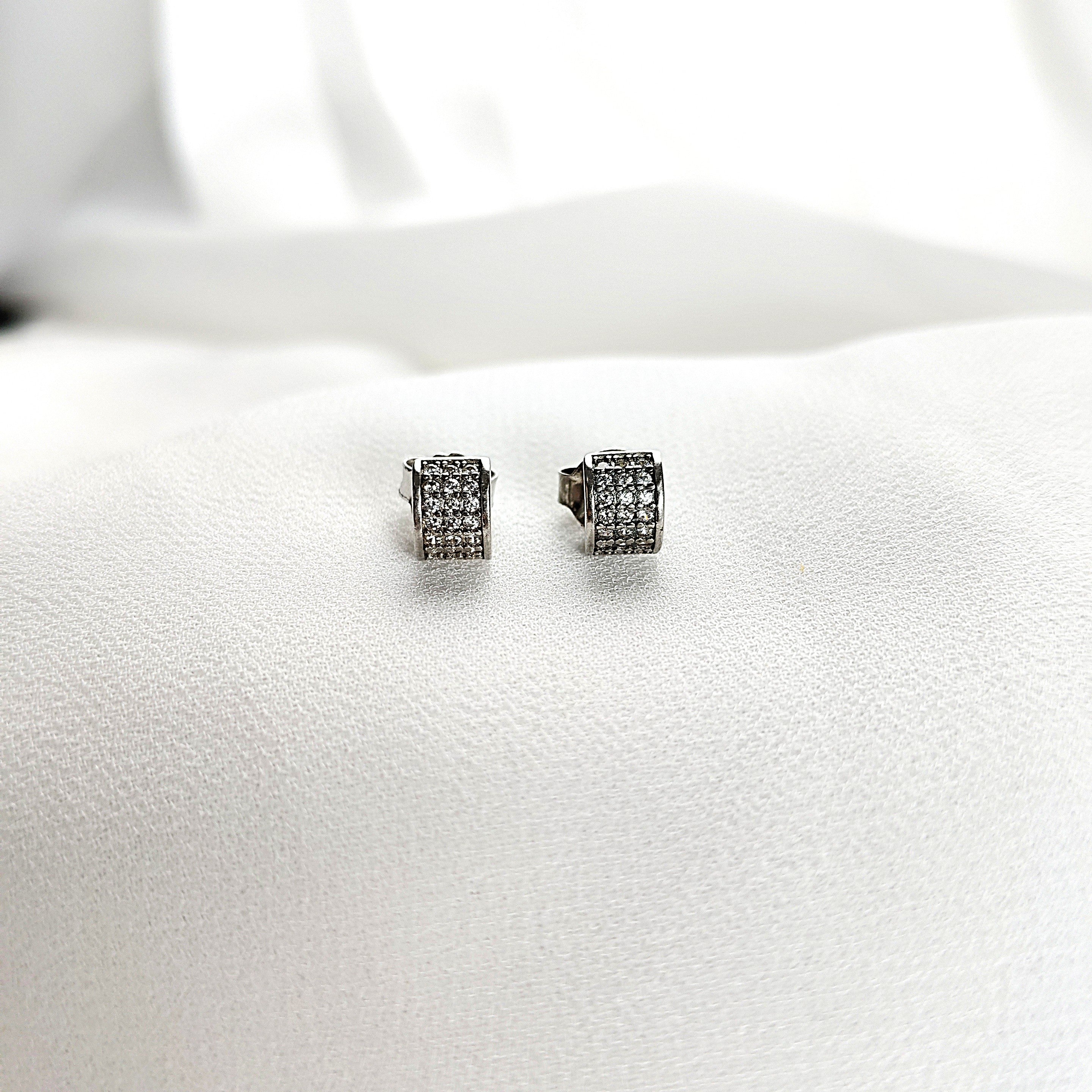 Boucles d’Oreilles Mini-Cube Pavé Zircon en Argent 925 – Élégance Discrète Boucles d’Oreilles Mini-Cube Pavé Zircon en Argent 925 – Élégance Discrète
