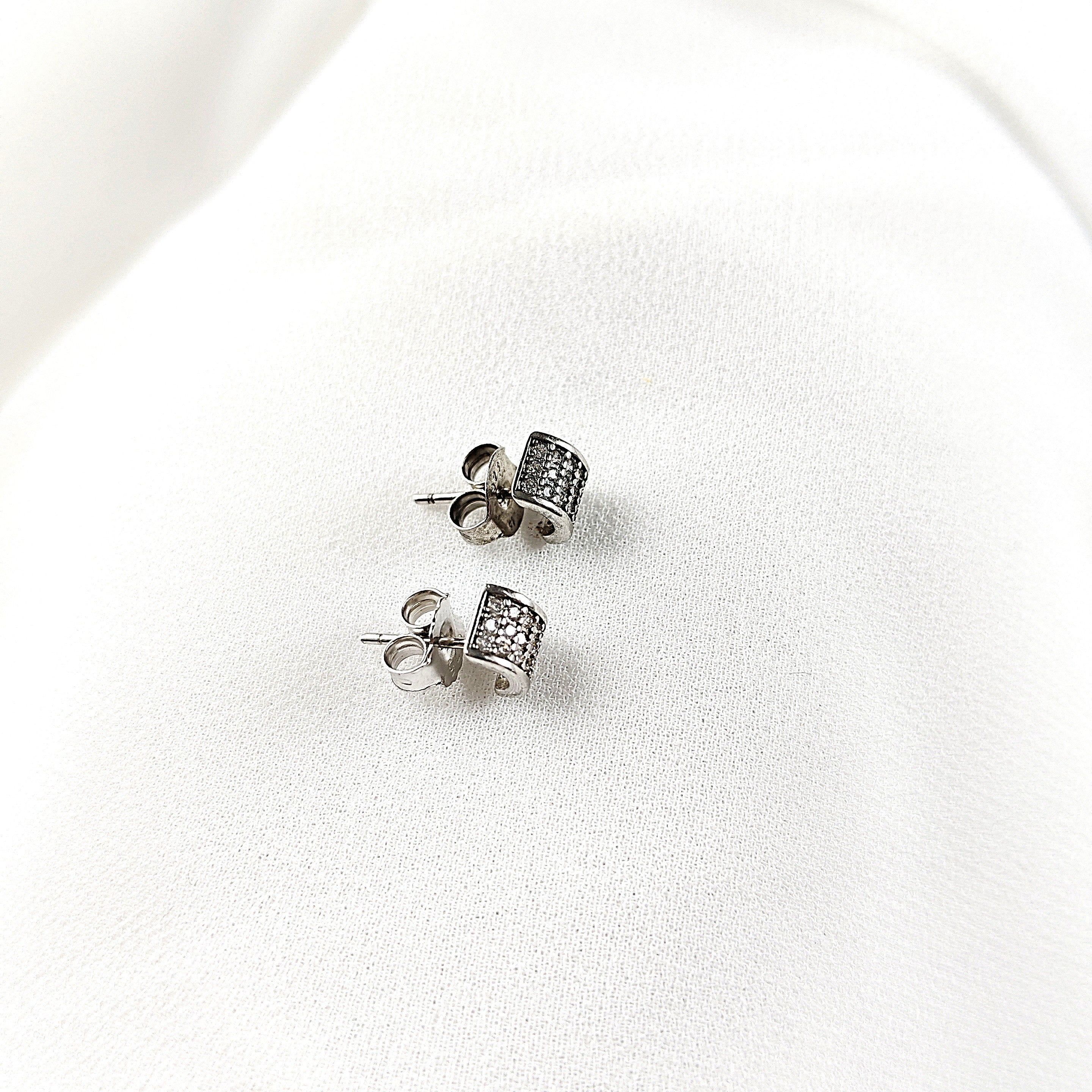 Boucles d’Oreilles Mini-Cube Pavé Zircon en Argent 925 – Élégance Discrète Boucles d’Oreilles Mini-Cube Pavé Zircon en Argent 925 – Élégance Discrète