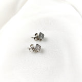 Boucles d’Oreilles Mini-Cube Pavé Zircon en Argent 925 – Élégance Discrète Boucles d’Oreilles Mini-Cube Pavé Zircon en Argent 925 – Élégance Discrète