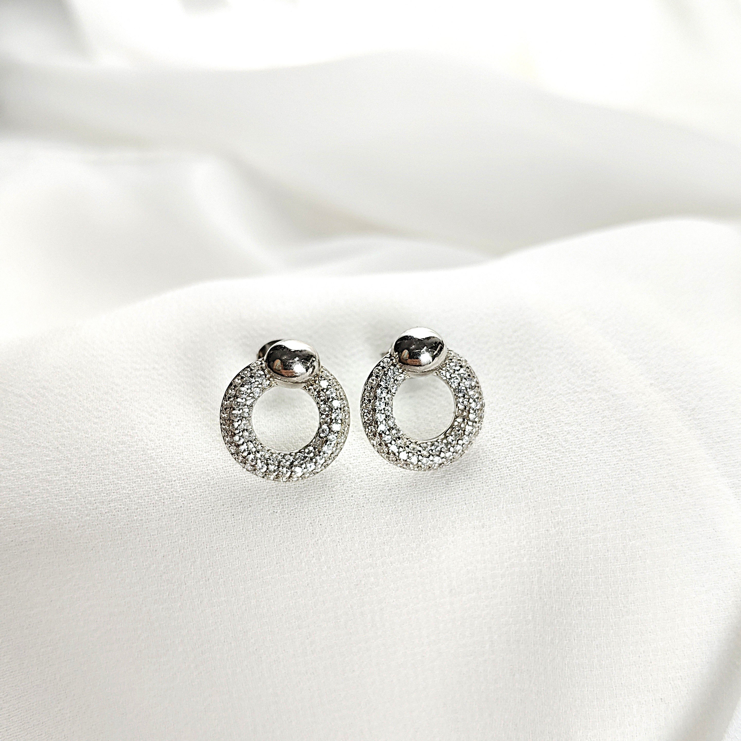 Boucles d’Oreilles Cercle Scintillant en Argent 925 – Raffinement Intemporel Boucles d’Oreilles Cercle Scintillant en Argent 925 – Raffinement Intemporel