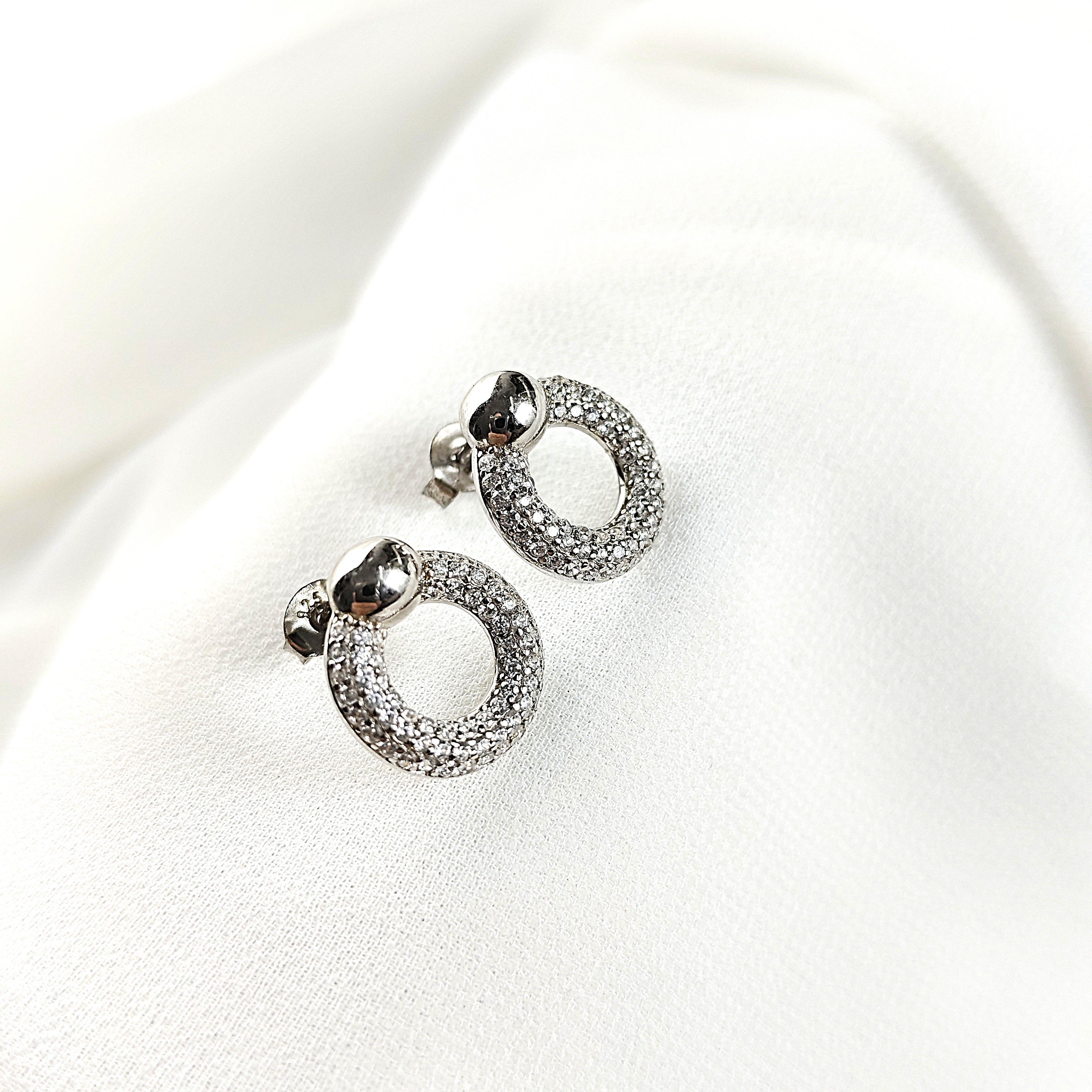 Boucles d’Oreilles Cercle Scintillant en Argent 925 – Raffinement Intemporel Boucles d’Oreilles Cercle Scintillant en Argent 925 – Raffinement Intemporel