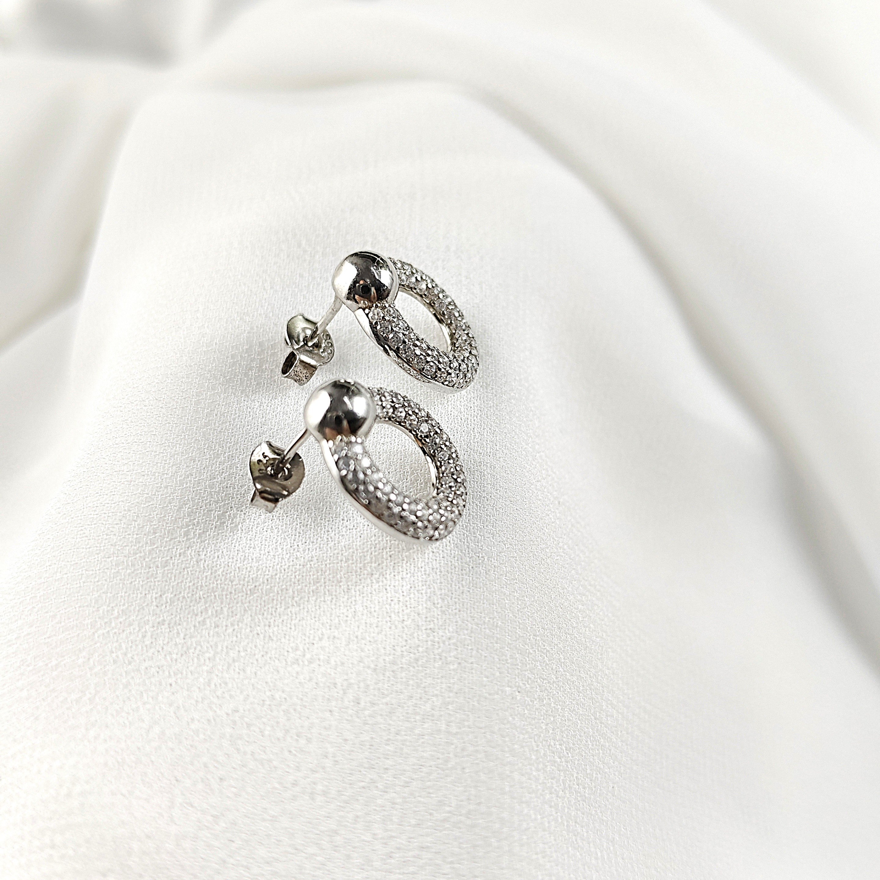 Boucles d’Oreilles Cercle Scintillant en Argent 925 – Raffinement Intemporel Boucles d’Oreilles Cercle Scintillant en Argent 925 – Raffinement Intemporel