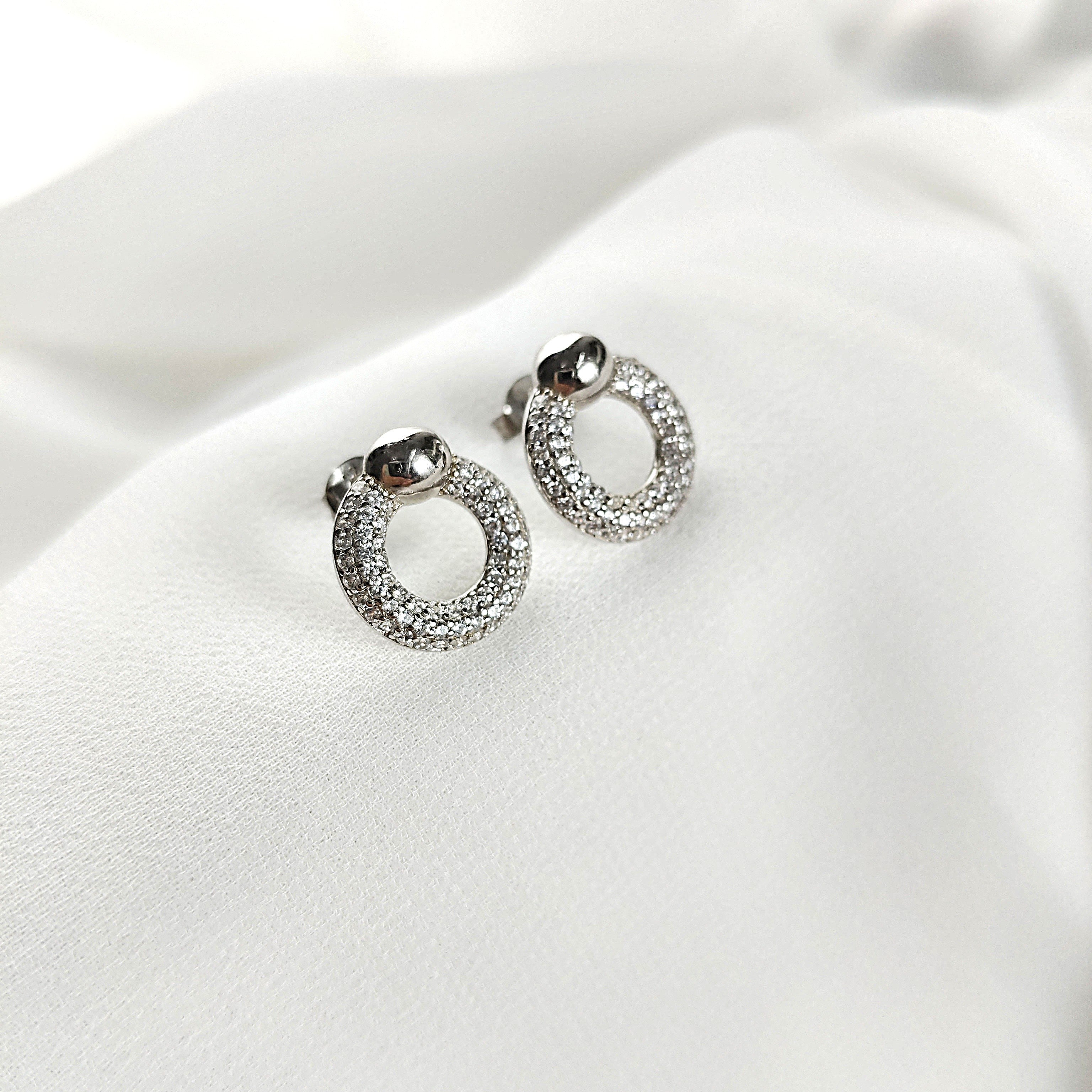 Boucles d’Oreilles Cercle Scintillant en Argent 925 – Raffinement Intemporel Boucles d’Oreilles Cercle Scintillant en Argent 925 – Raffinement Intemporel