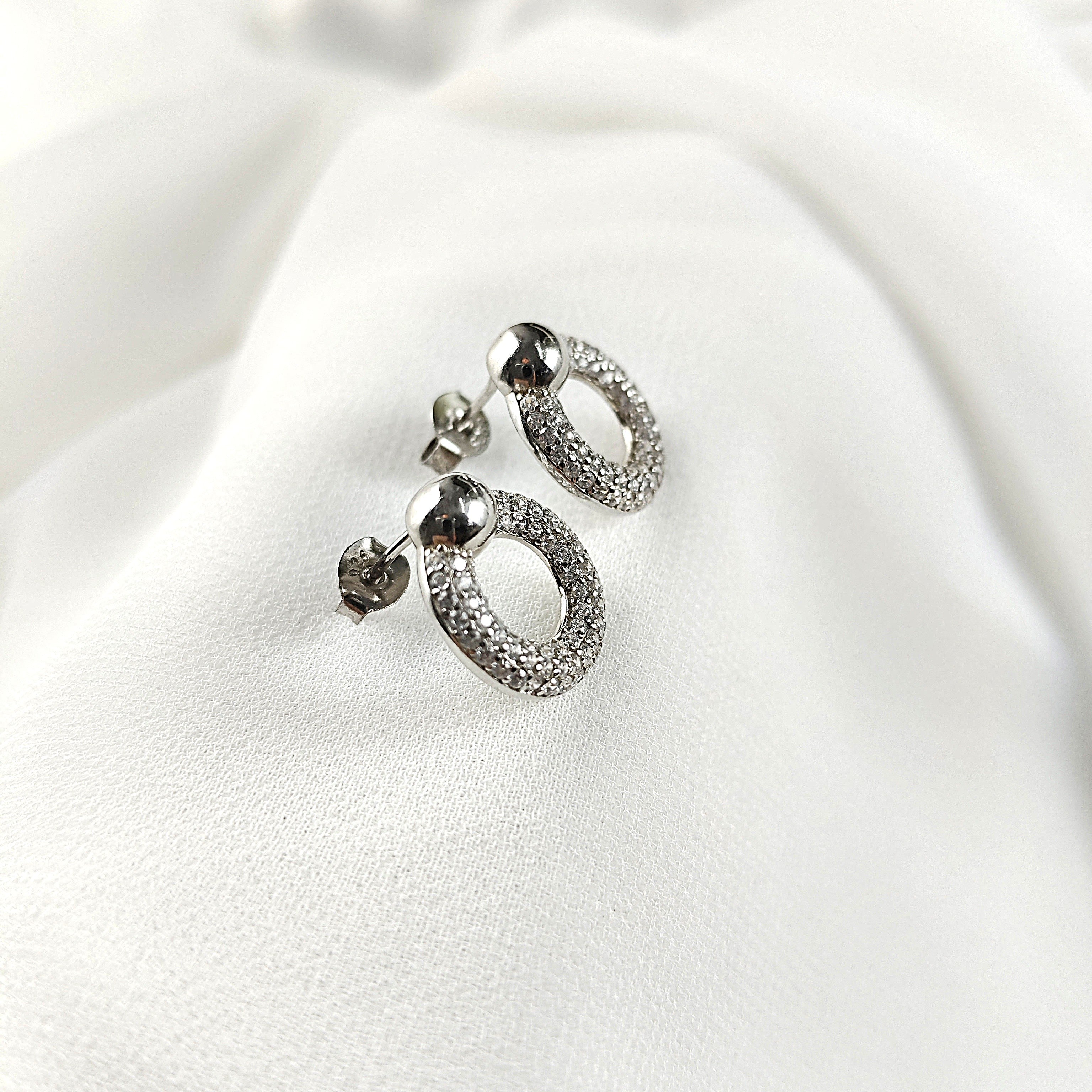 Boucles d’Oreilles Cercle Scintillant en Argent 925 – Raffinement Intemporel Boucles d’Oreilles Cercle Scintillant en Argent 925 – Raffinement Intemporel
