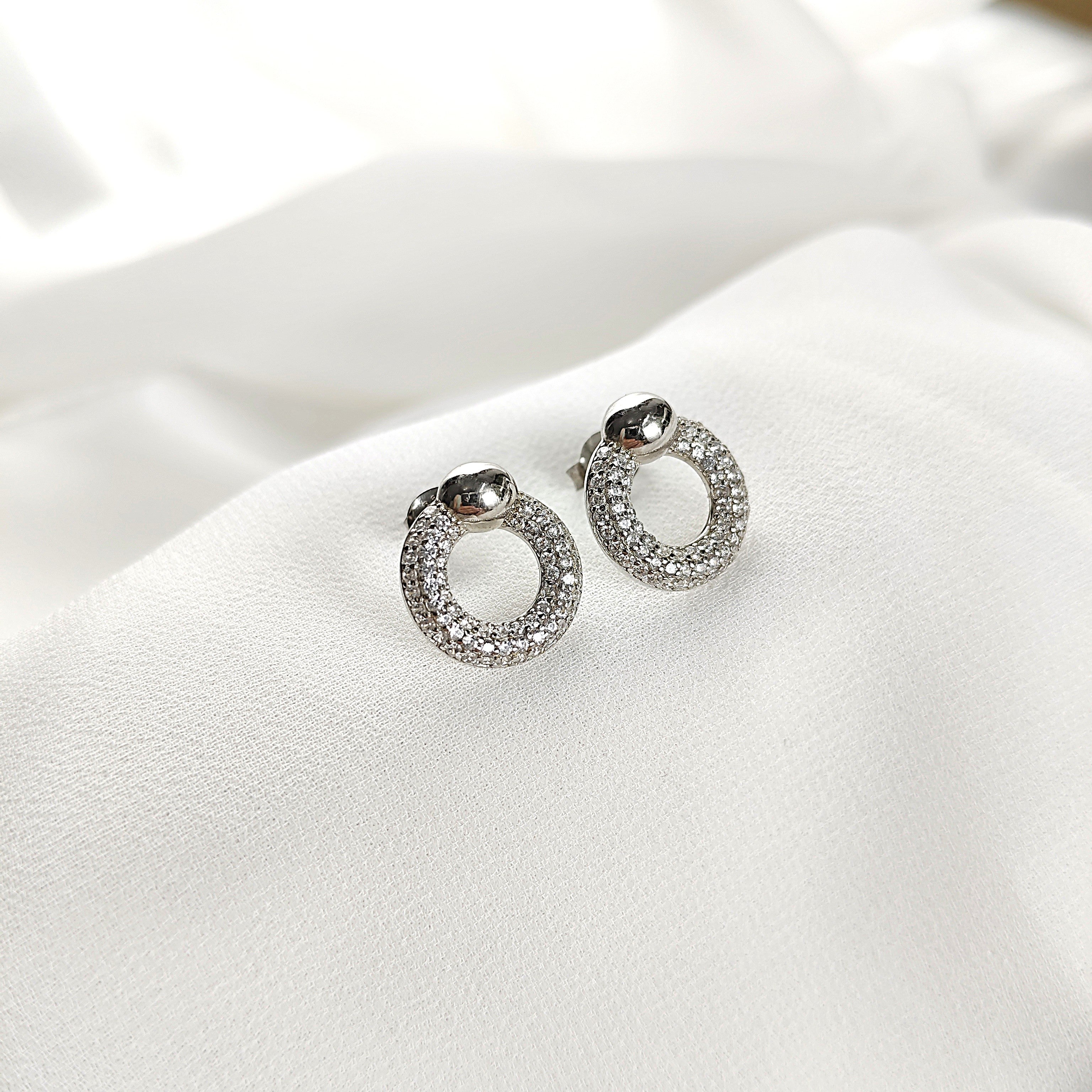 Boucles d’Oreilles Cercle Scintillant en Argent 925 – Raffinement Intemporel Boucles d’Oreilles Cercle Scintillant en Argent 925 – Raffinement Intemporel