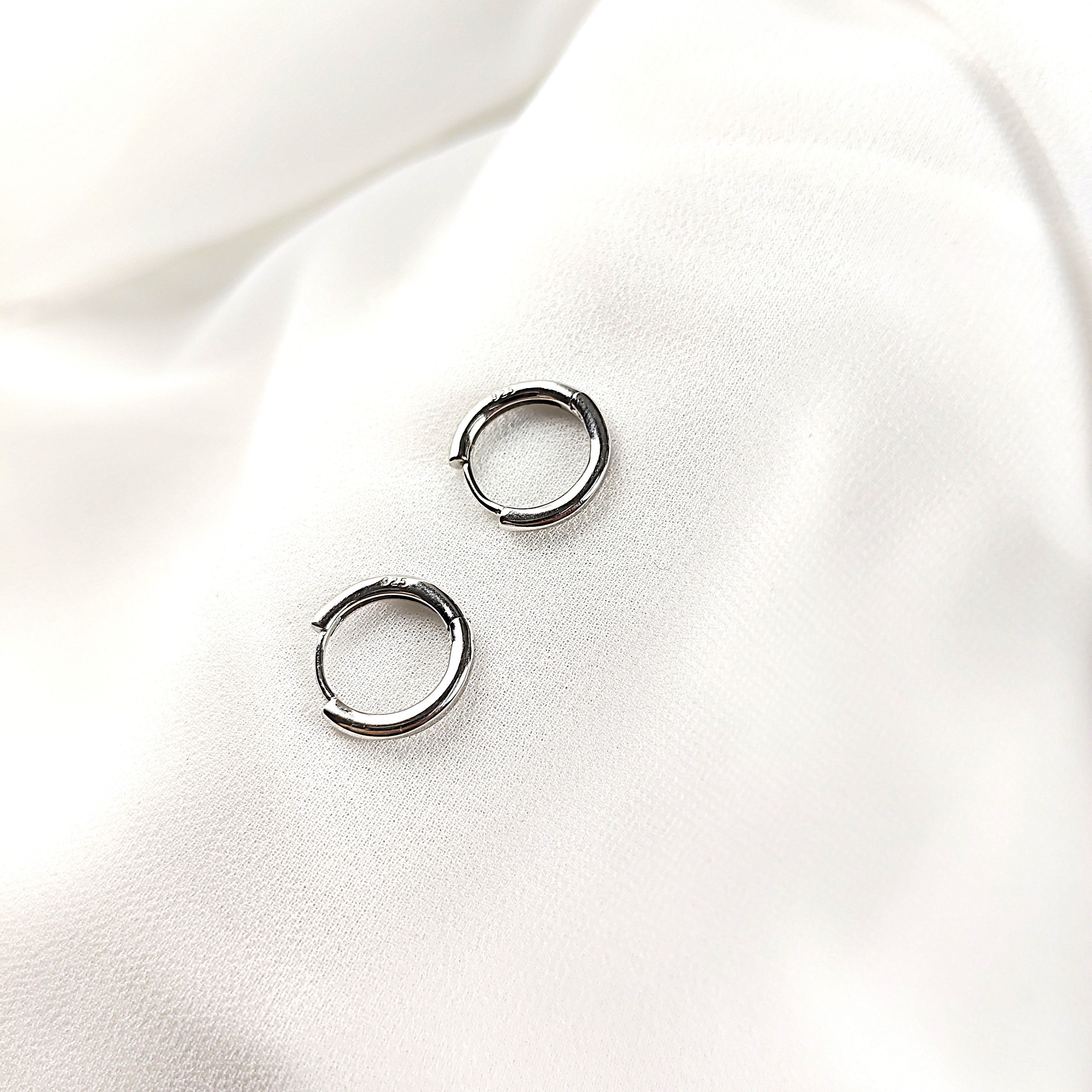 Créoles Minimalistes en Argent 925 – Élégance Intemporelle Créoles Minimalistes en Argent 925 – Élégance Intemporelle