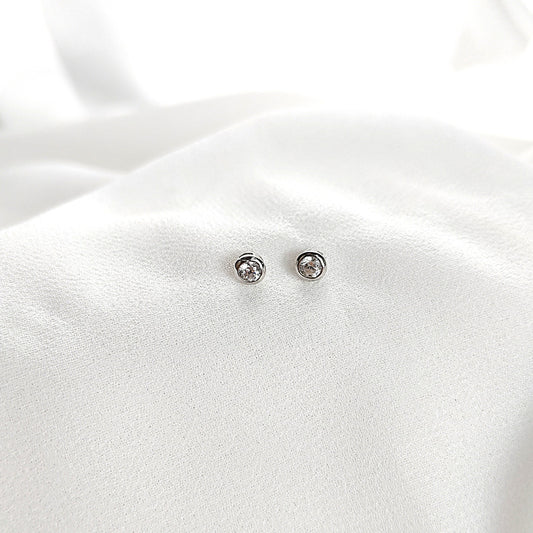 Boucles d’Oreilles en Argent Minimalistes avec Zircon Solitaire