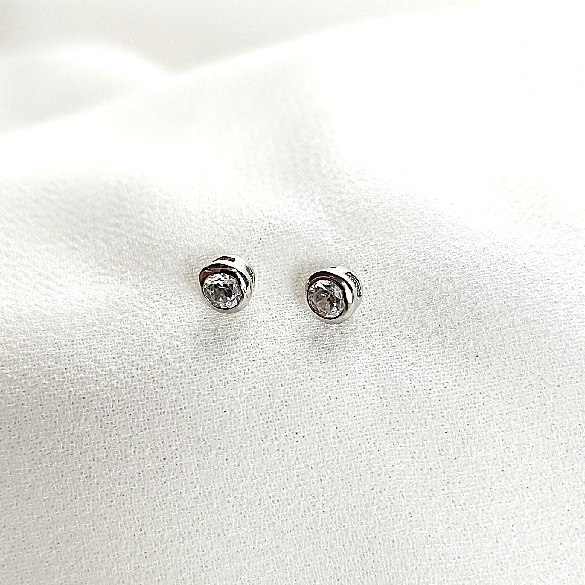 Boucles d’Oreilles en Argent Minimalistes avec Zircon Solitaire Boucles d’Oreilles en Argent Minimalistes avec Zircon Solitaire