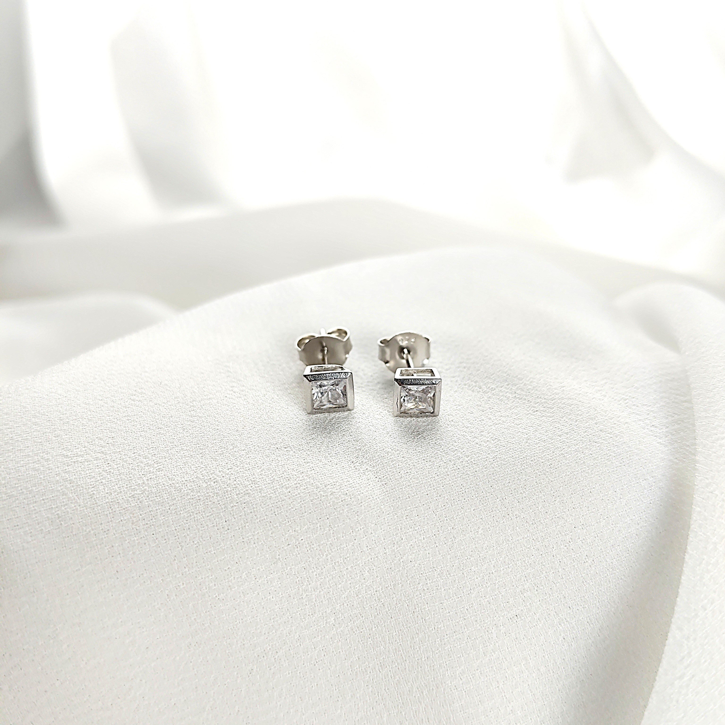 Puces Carrées Élégantes en Argent 925 avec Zircon Taille Princesse Puces Carrées Élégantes en Argent 925 avec Zircon Taille Princesse