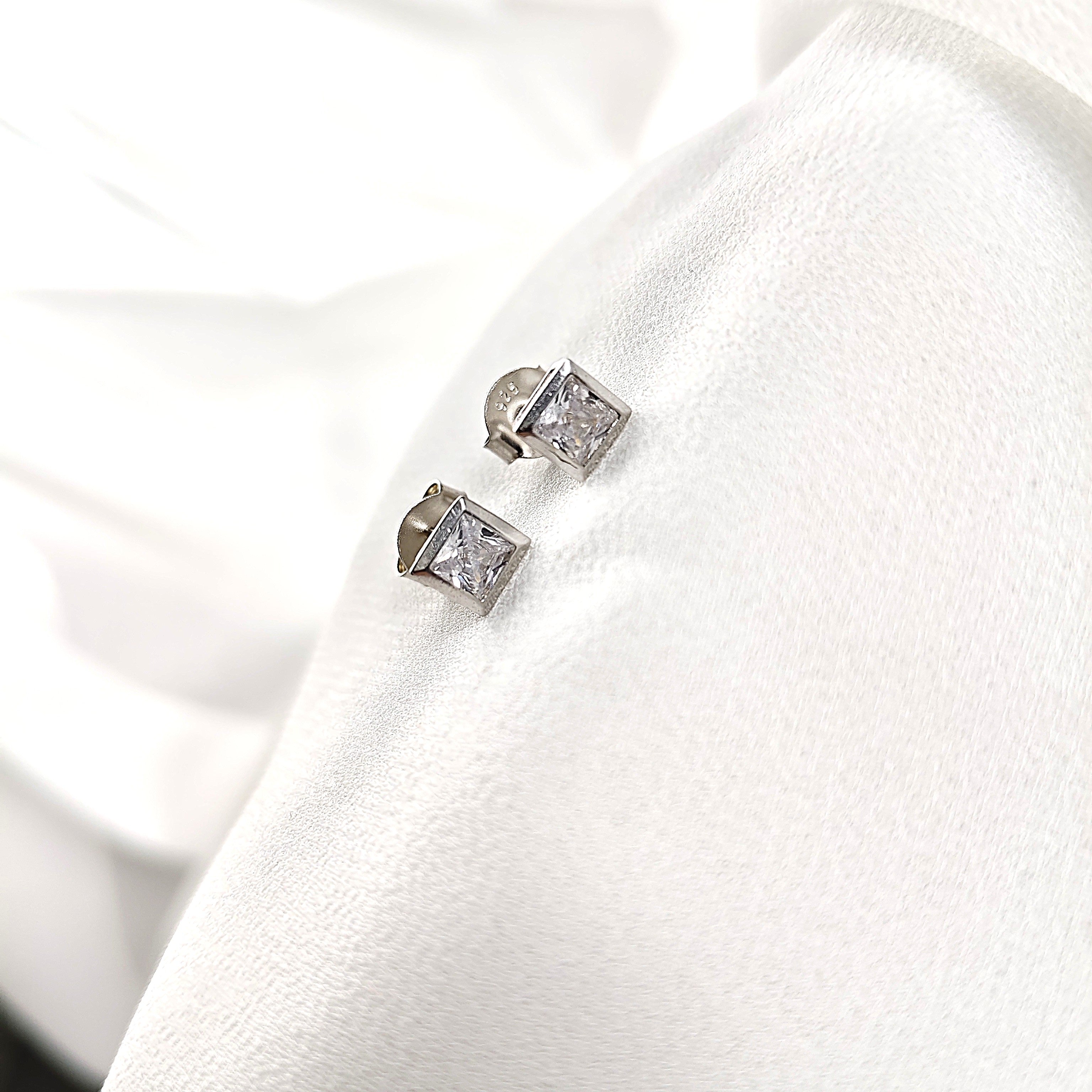 Puces Carrées Élégantes en Argent 925 avec Zircon Taille Princesse Puces Carrées Élégantes en Argent 925 avec Zircon Taille Princesse