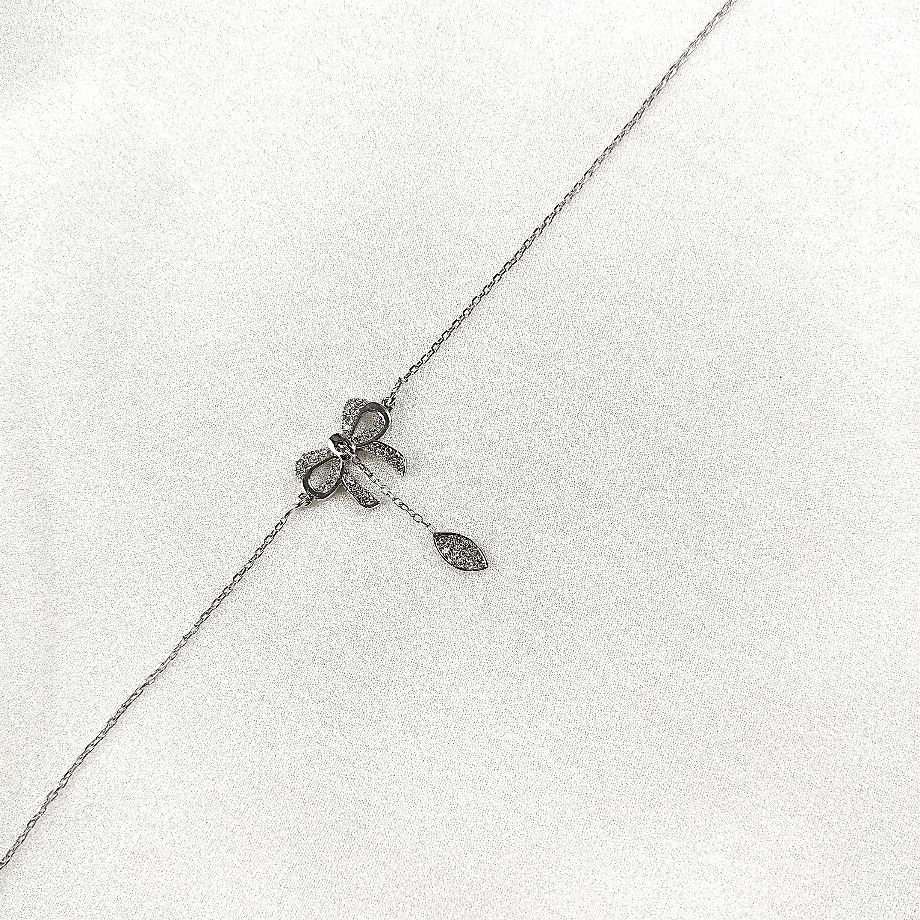 Gourmette en Argent 925 avec Noeud Papillon et Pendentif Goutte Gourmette en Argent 925 avec Noeud Papillon et Pendentif Goutte