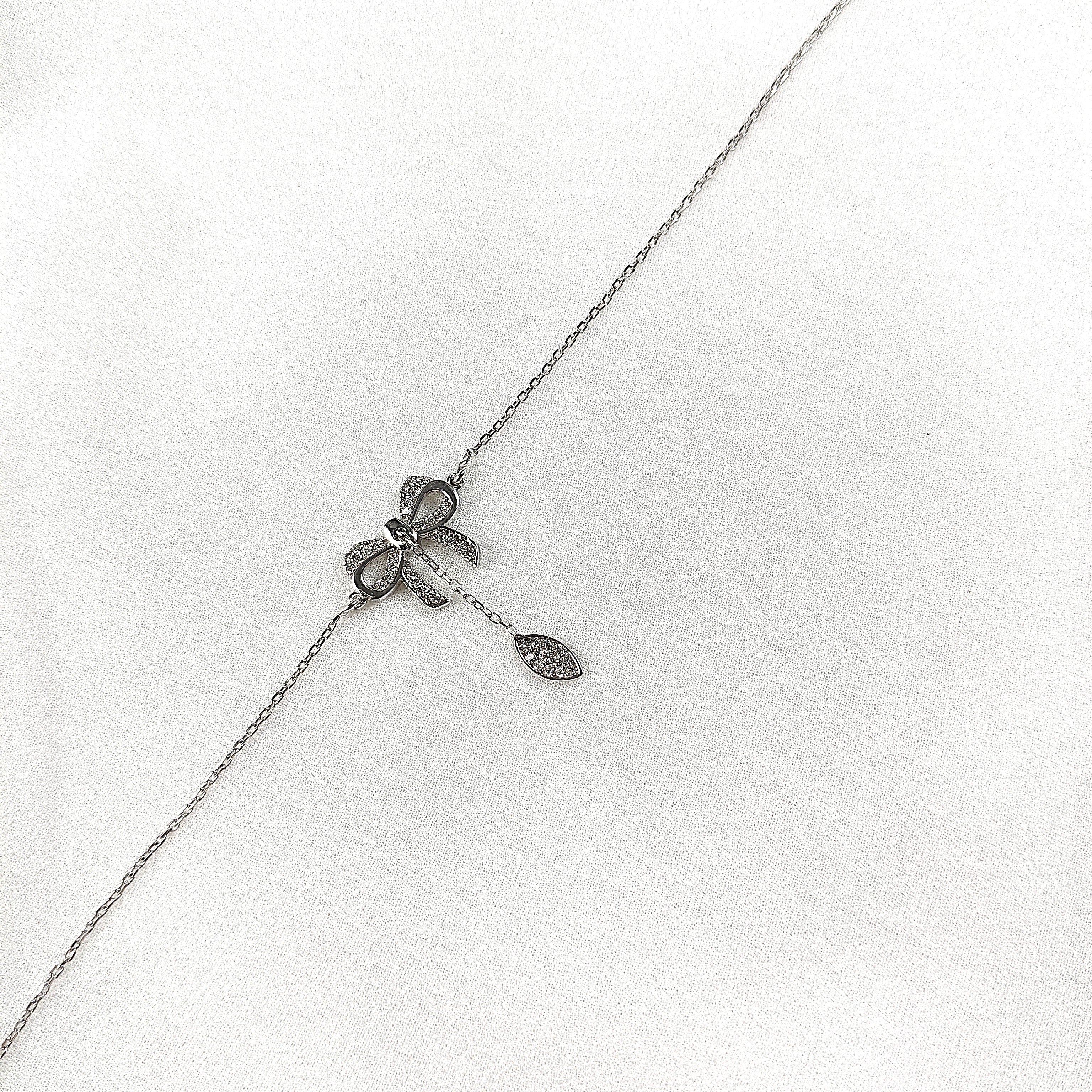 Gourmette en Argent 925 avec Noeud Papillon et Pendentif Goutte Gourmette en Argent 925 avec Noeud Papillon et Pendentif Goutte