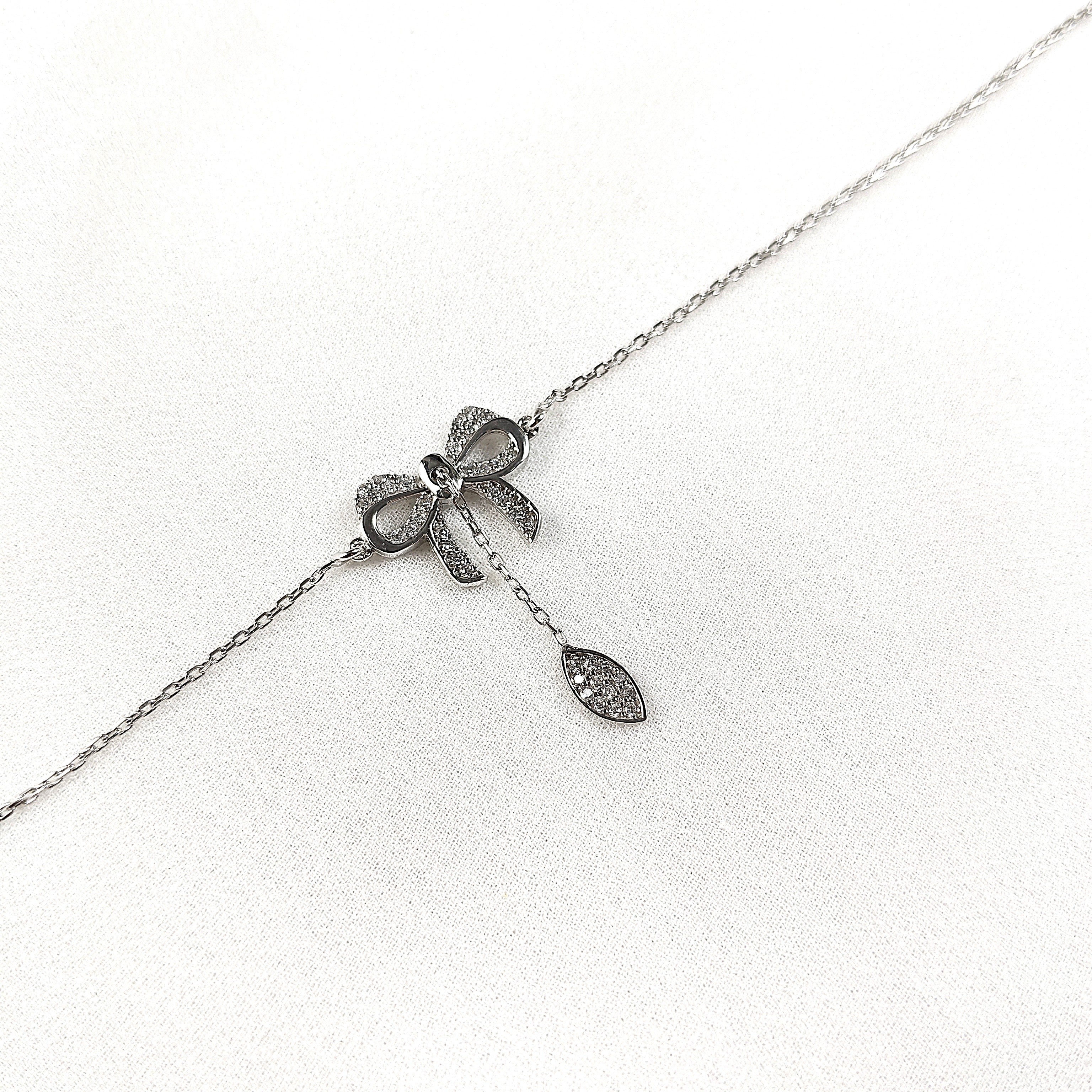 Gourmette en Argent 925 avec Noeud Papillon et Pendentif Goutte Gourmette en Argent 925 avec Noeud Papillon et Pendentif Goutte