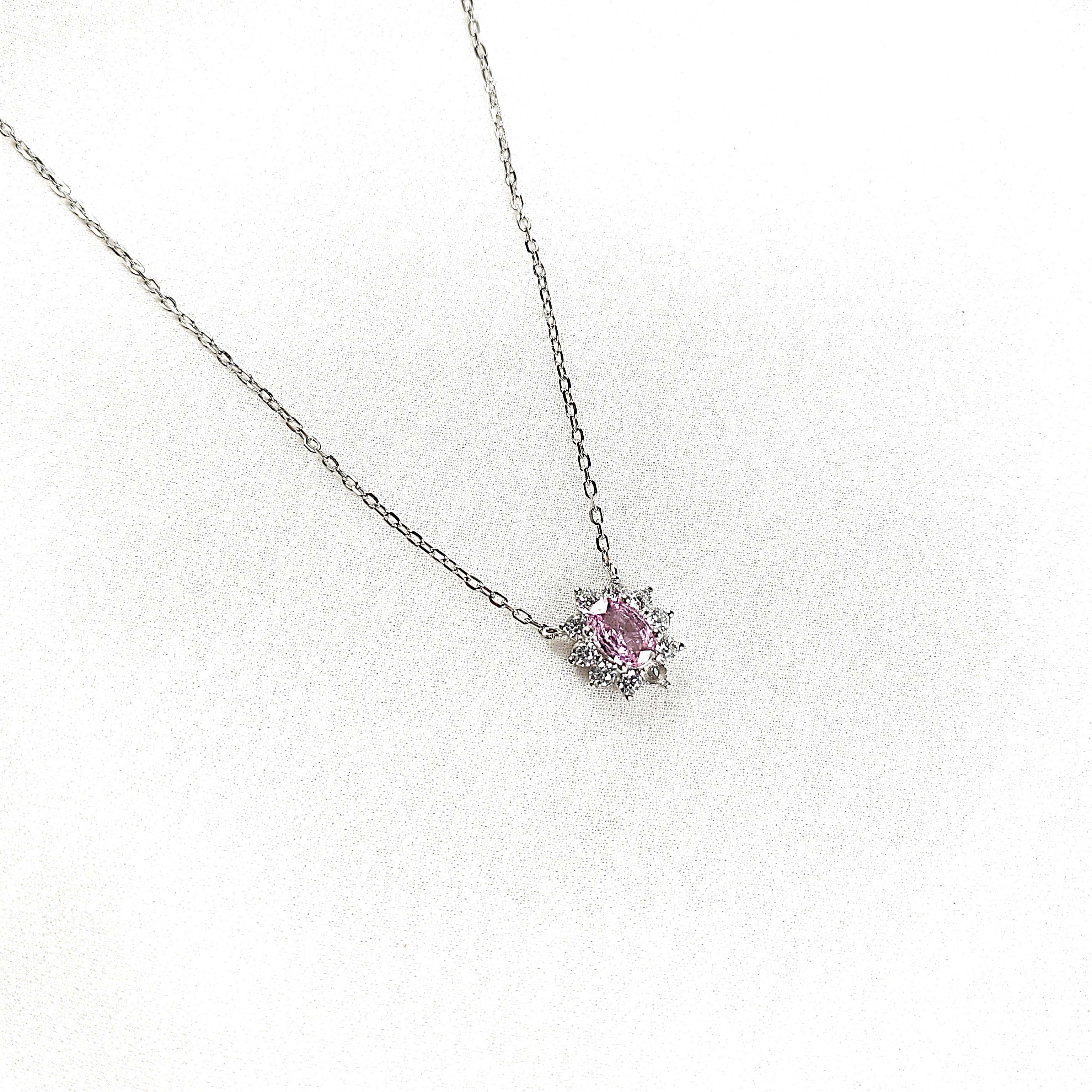 Chaîne en Argent 925 avec Pendentif Solitair Rose & Éclat de Zircons Chaîne en Argent 925 avec Pendentif Solitair Rose & Éclat de Zircons