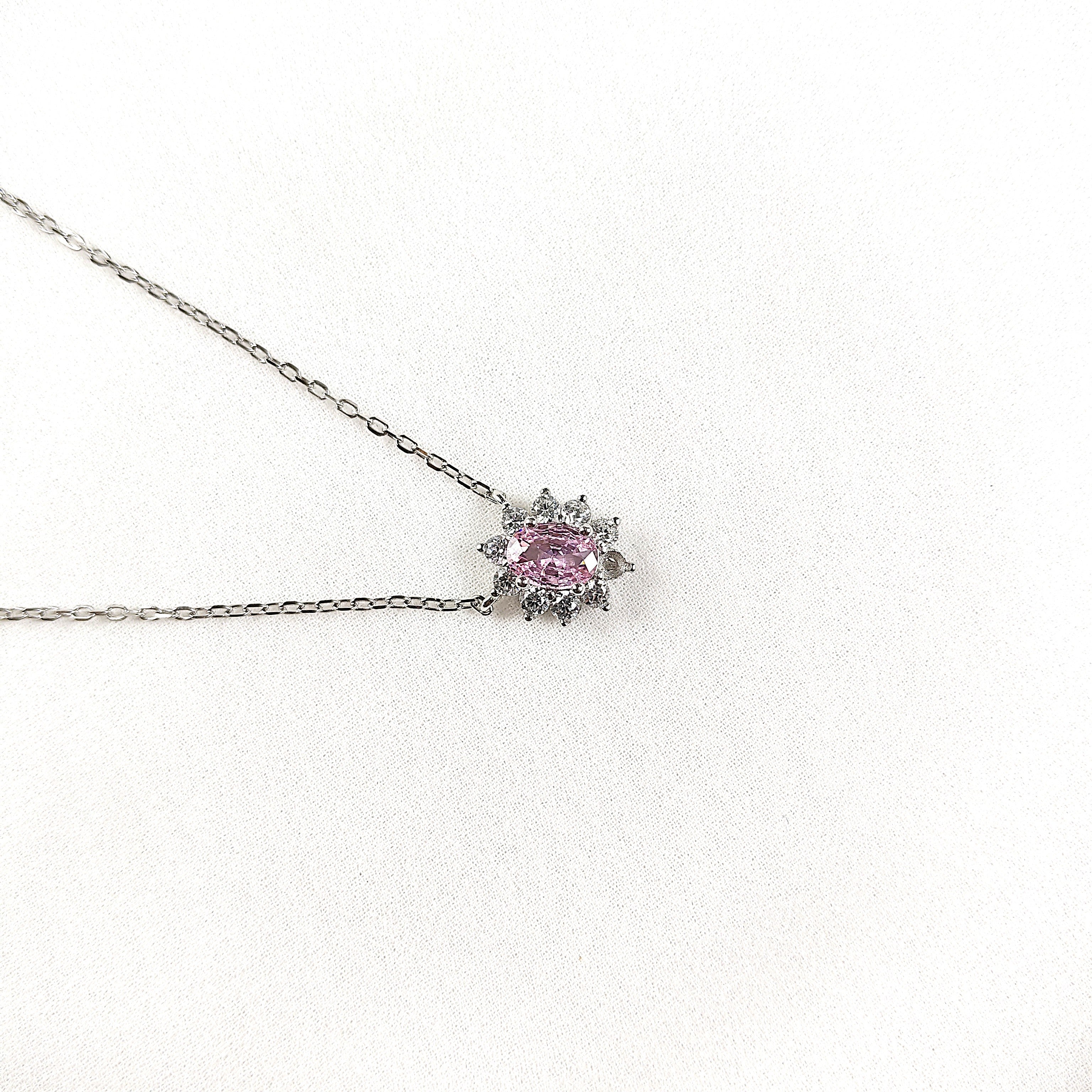 Chaîne en Argent 925 avec Pendentif Solitair Rose & Éclat de Zircons Chaîne en Argent 925 avec Pendentif Solitair Rose & Éclat de Zircons