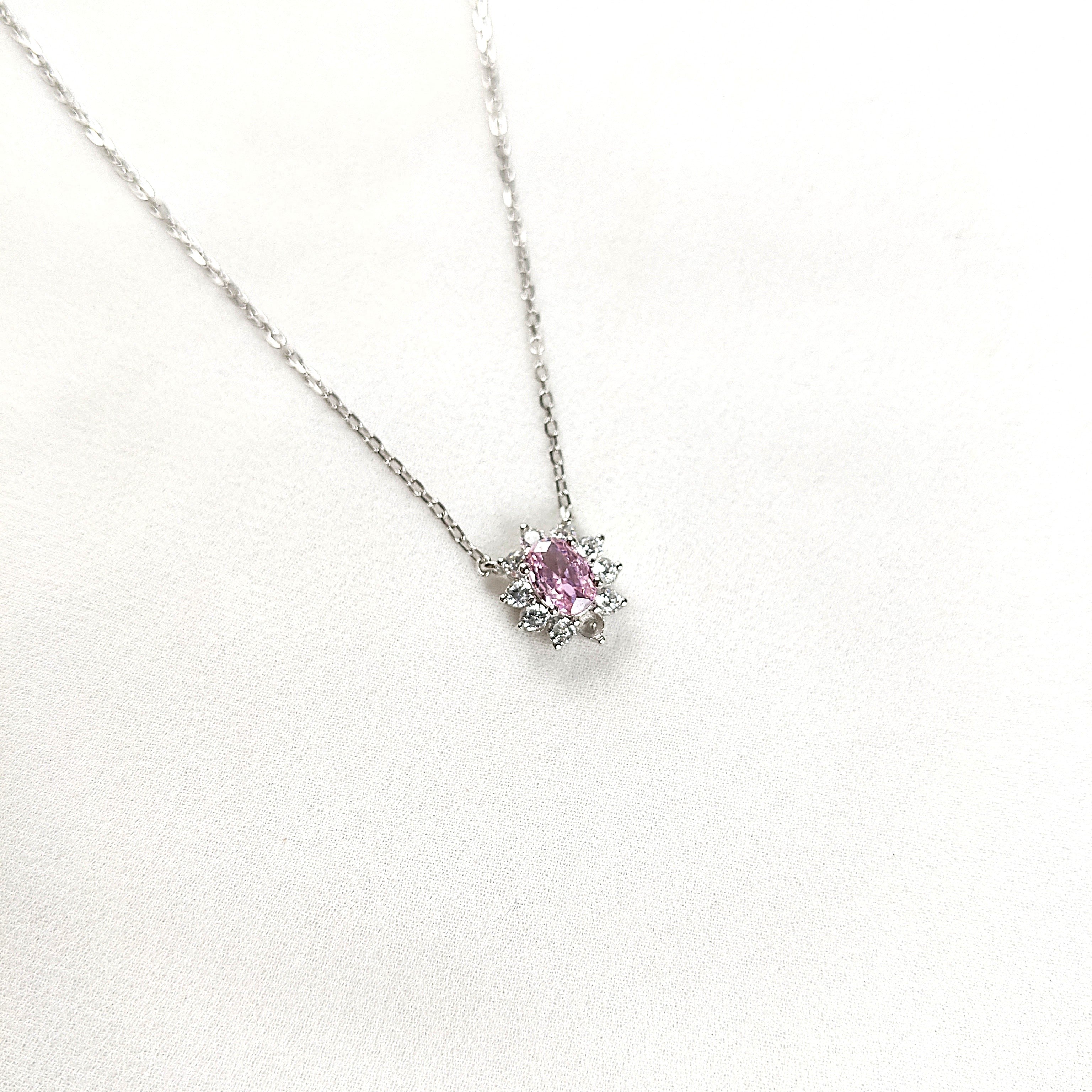 Chaîne en Argent 925 avec Pendentif Solitair Rose & Éclat de Zircons Chaîne en Argent 925 avec Pendentif Solitair Rose & Éclat de Zircons