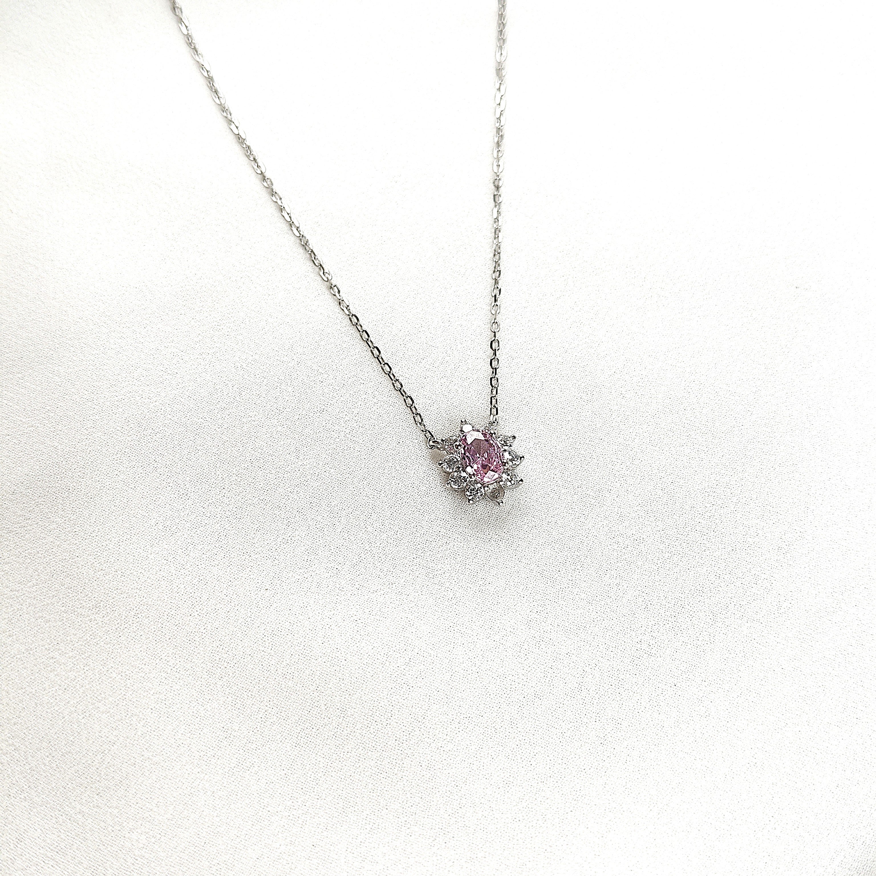Chaîne en Argent 925 avec Pendentif Solitair Rose & Éclat de Zircons Chaîne en Argent 925 avec Pendentif Solitair Rose & Éclat de Zircons