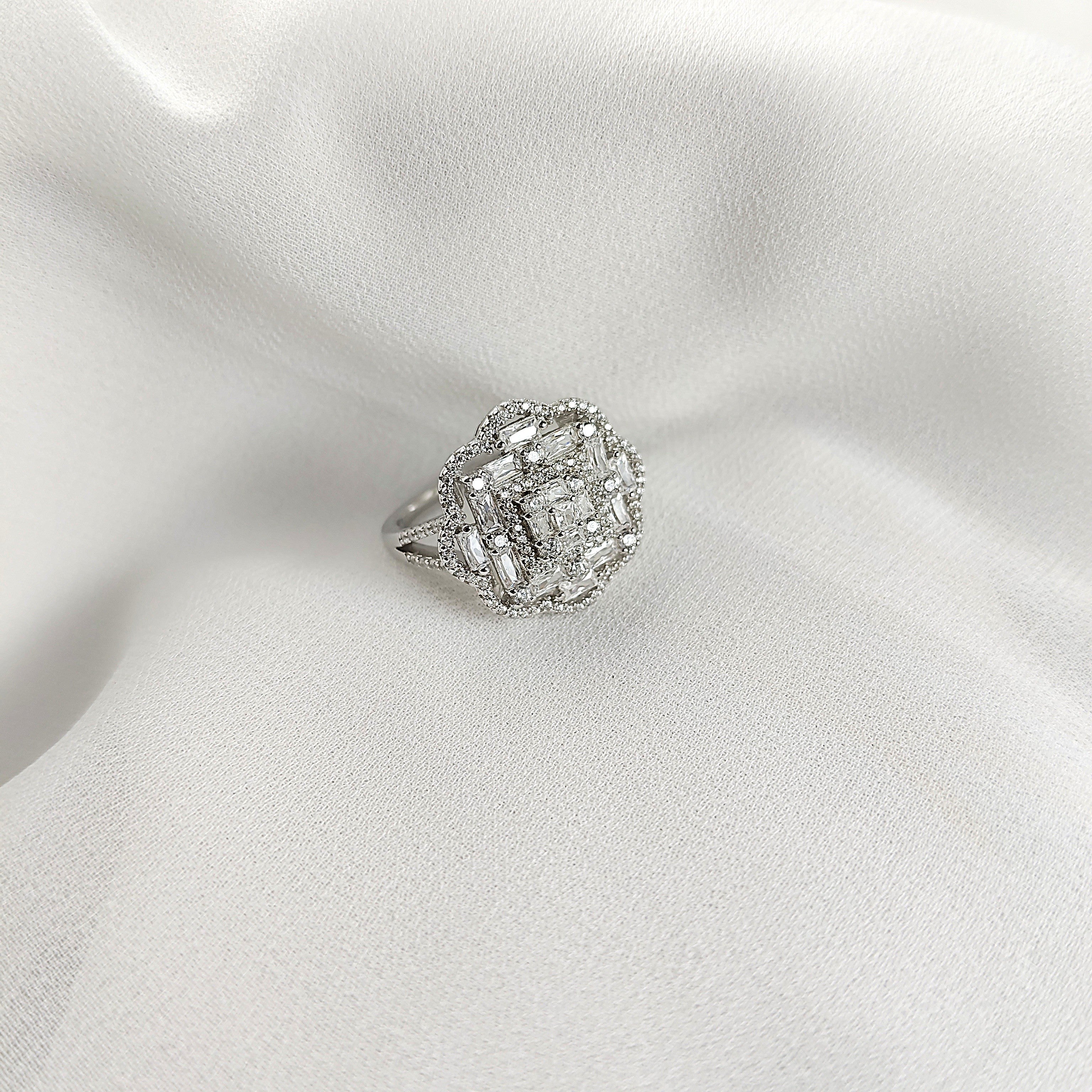 Bague en argent sertie de zircon – Éclat et raffinement intemporel Bague en argent sertie de zircon – Éclat et raffinement intemporel