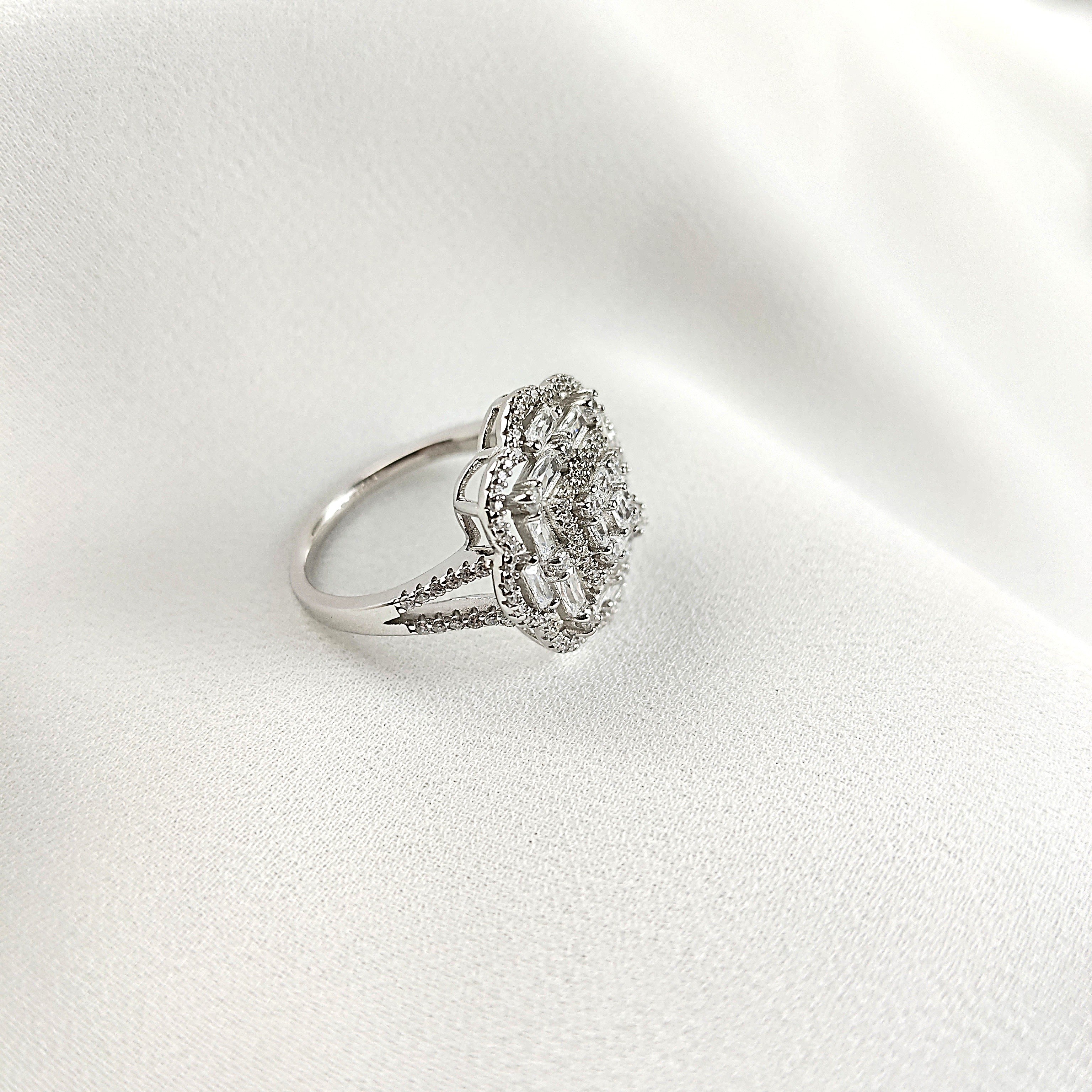 Bague en argent sertie de zircon – Éclat et raffinement intemporel Bague en argent sertie de zircon – Éclat et raffinement intemporel