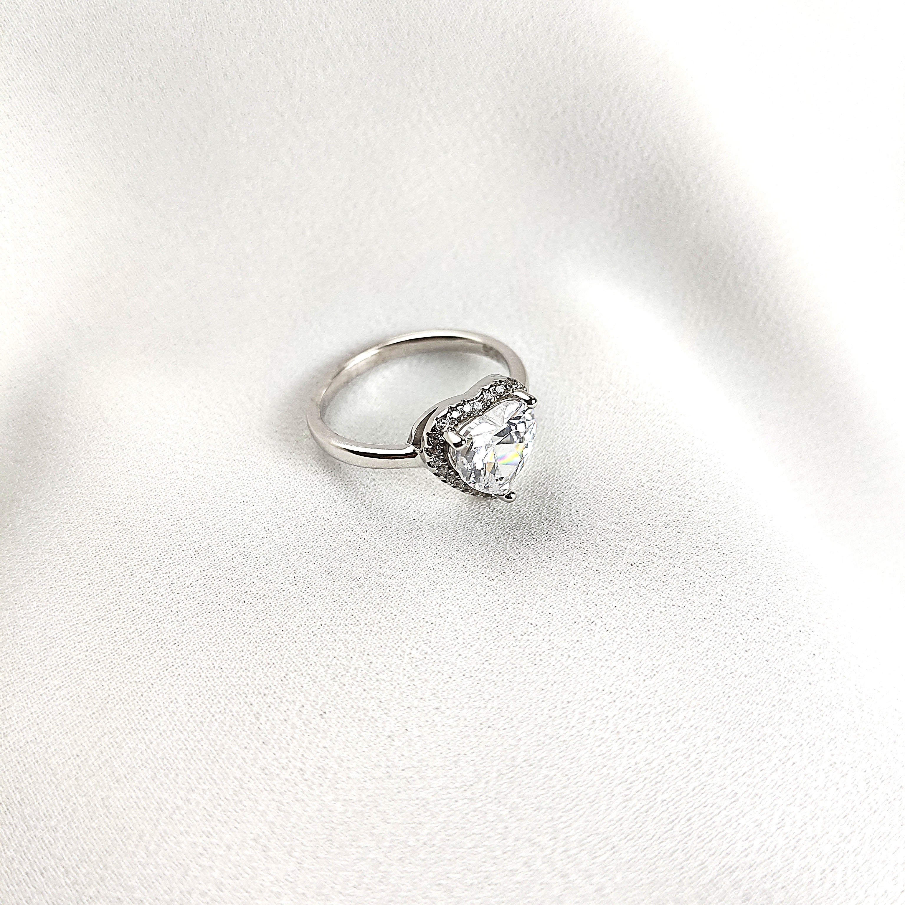 Bague en argent avec zircon en forme de cœur – Élégance et romantisme Bague en argent avec zircon en forme de cœur – Élégance et romantisme