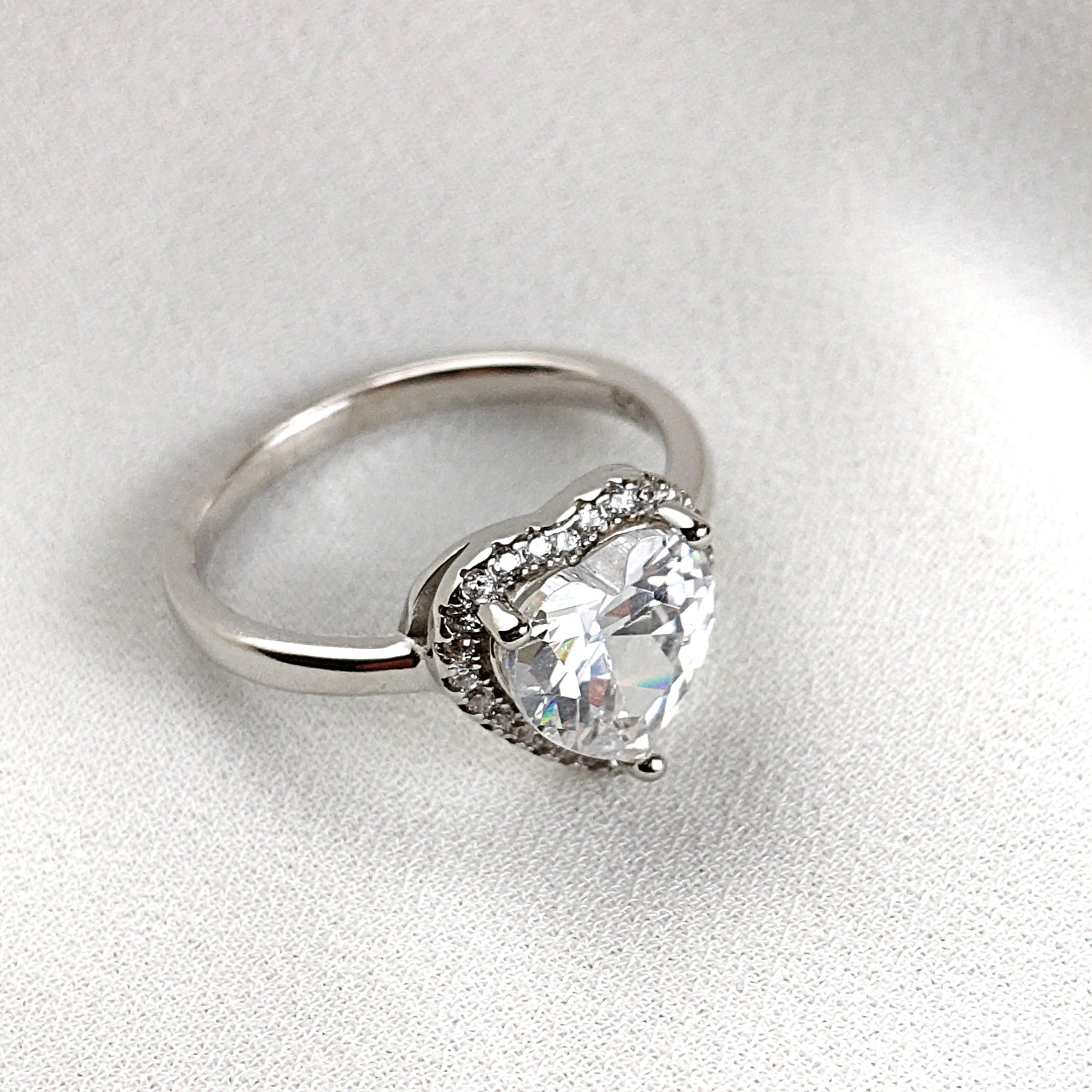 Bague en argent avec zircon en forme de cœur – Élégance et romantisme Bague en argent avec zircon en forme de cœur – Élégance et romantisme