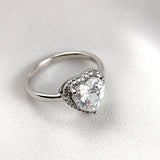 Bague en argent avec zircon en forme de cœur – Élégance et romantisme Bague en argent avec zircon en forme de cœur – Élégance et romantisme
