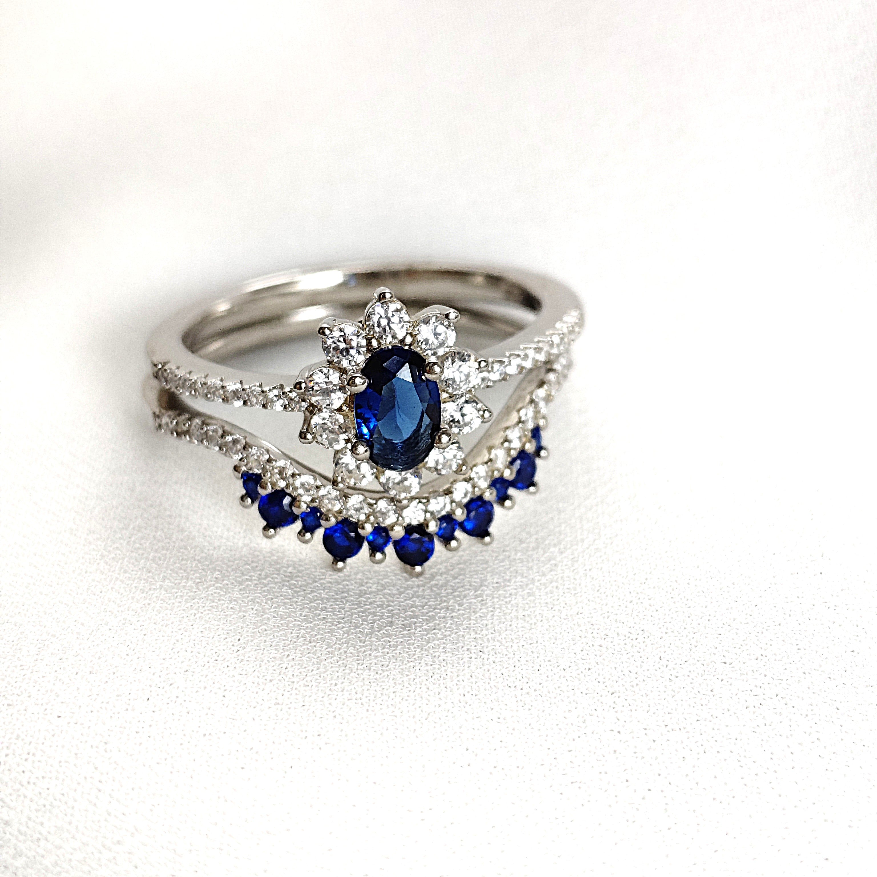 Bague en argent avec saphir bleu et zircons – Élégance royale Bague en argent avec saphir bleu et zircons – Élégance royale