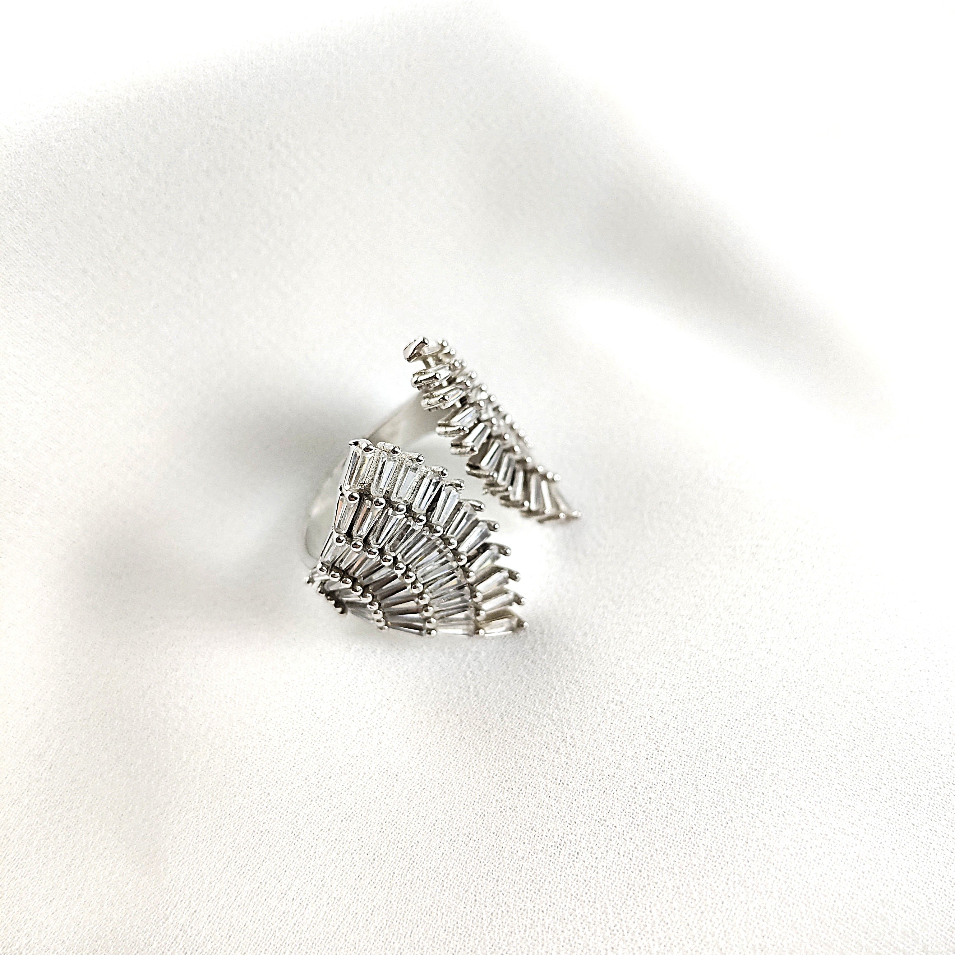 Bague en argent ouverte sertie de zircons baguette – Élégance moderne Bague en argent ouverte sertie de zircons baguette – Élégance moderne