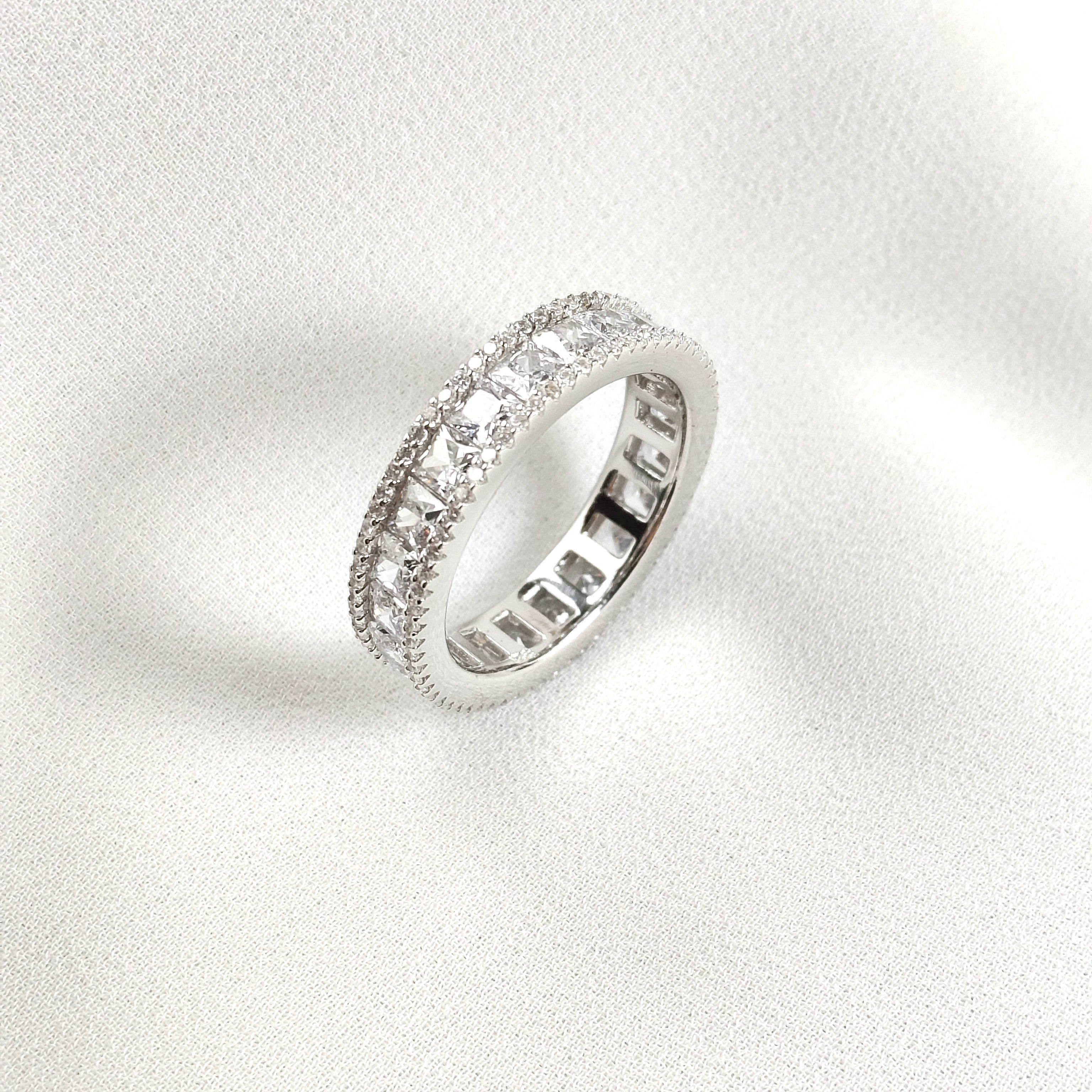 Bague en Argent 925 avec Zircons Étincelants – Élégance Intemporelle Bague en Argent 925 avec Zircons Étincelants – Élégance Intemporelle