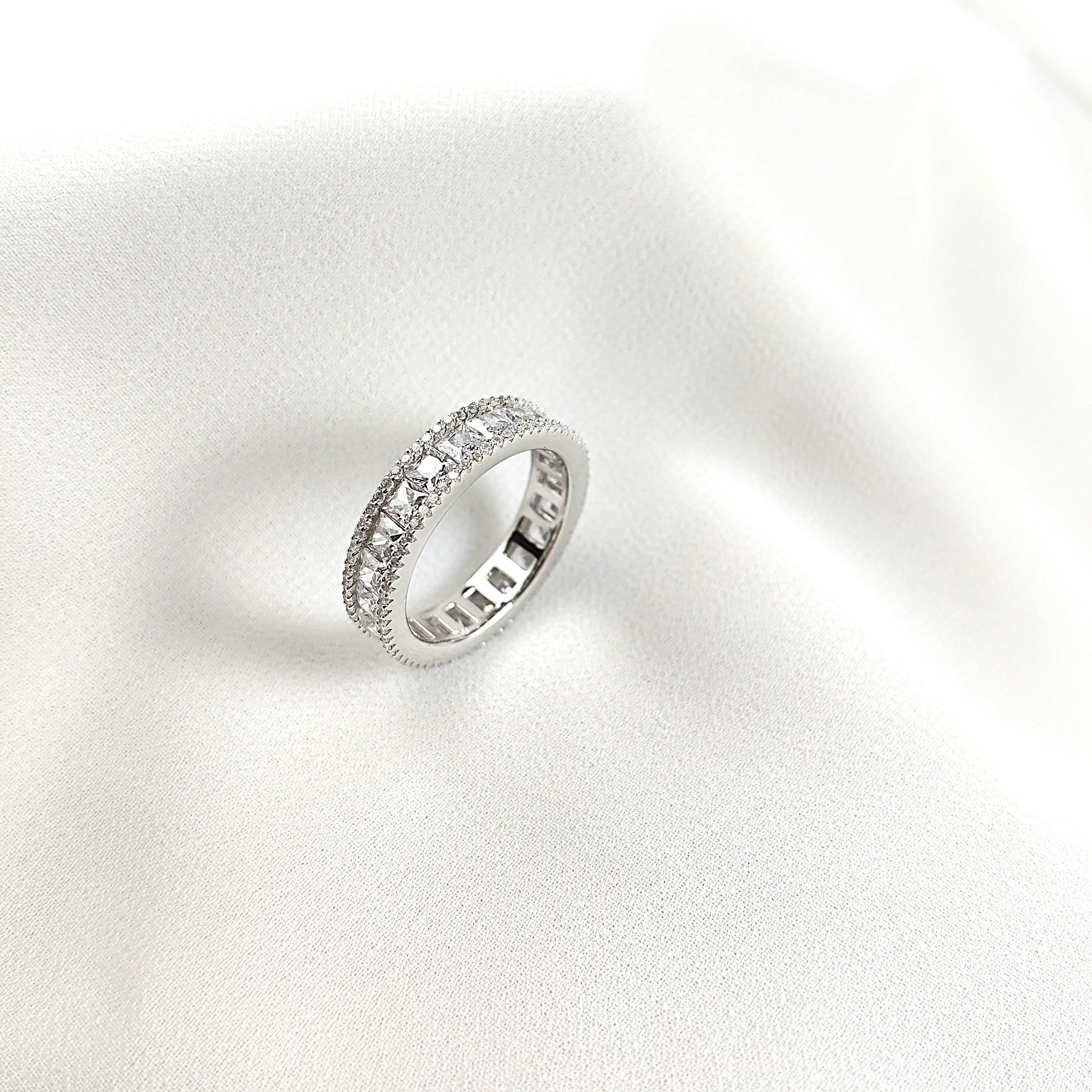 Bague en Argent 925 avec Zircons Étincelants – Élégance Intemporelle Bague en Argent 925 avec Zircons Étincelants – Élégance Intemporelle