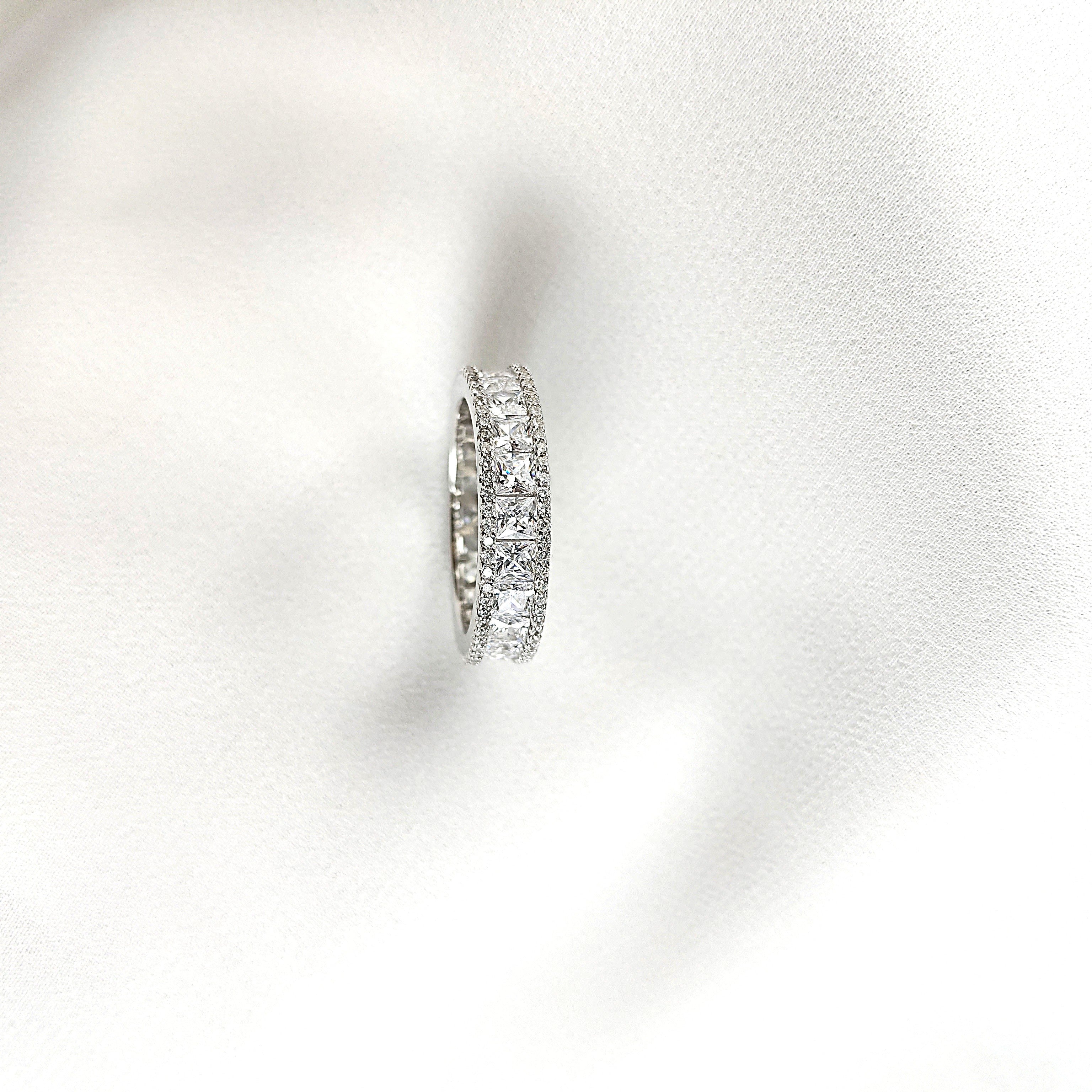 Bague en Argent 925 avec Zircons Étincelants – Élégance Intemporelle Bague en Argent 925 avec Zircons Étincelants – Élégance Intemporelle