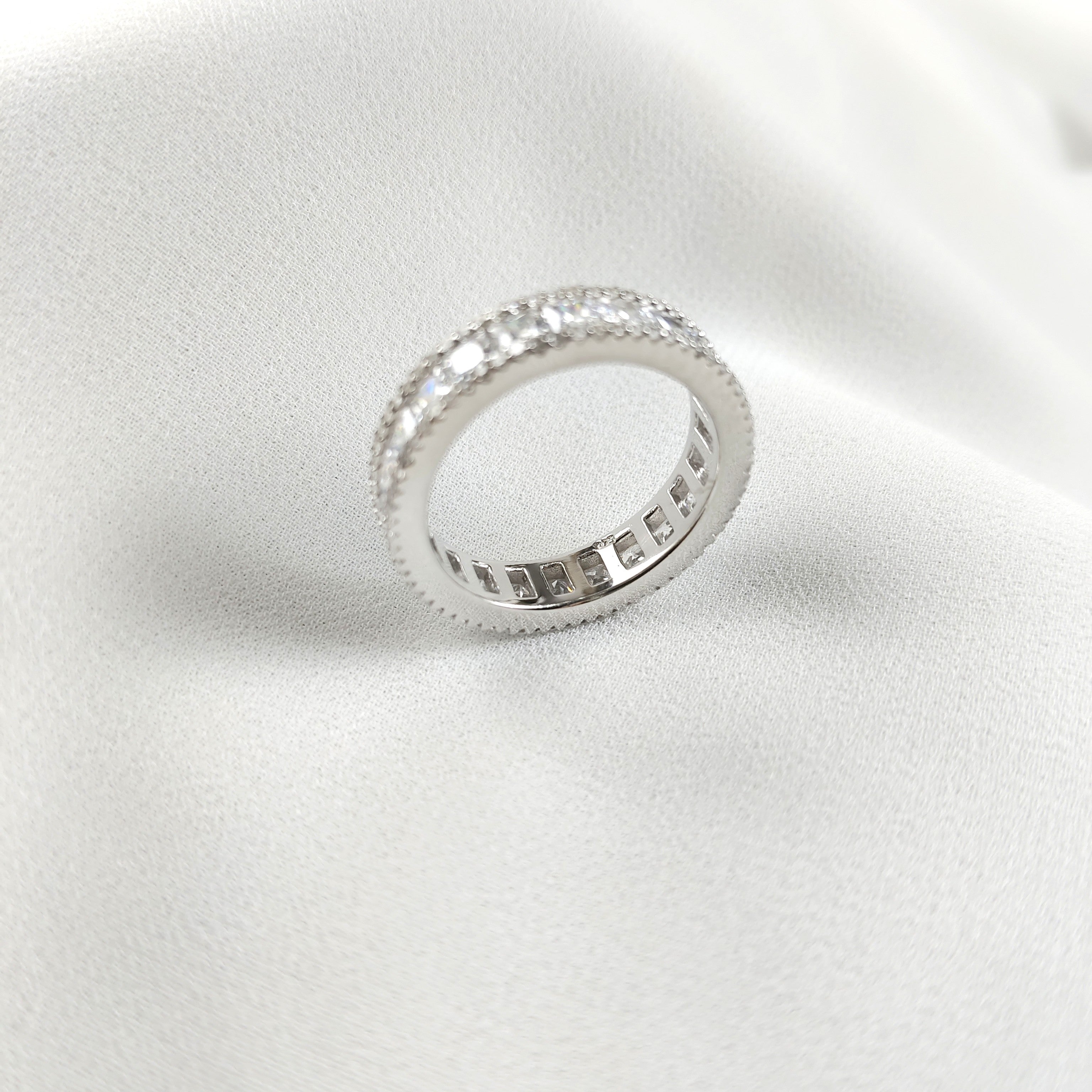 Bague en Argent 925 avec Zircons Étincelants – Élégance Intemporelle Bague en Argent 925 avec Zircons Étincelants – Élégance Intemporelle