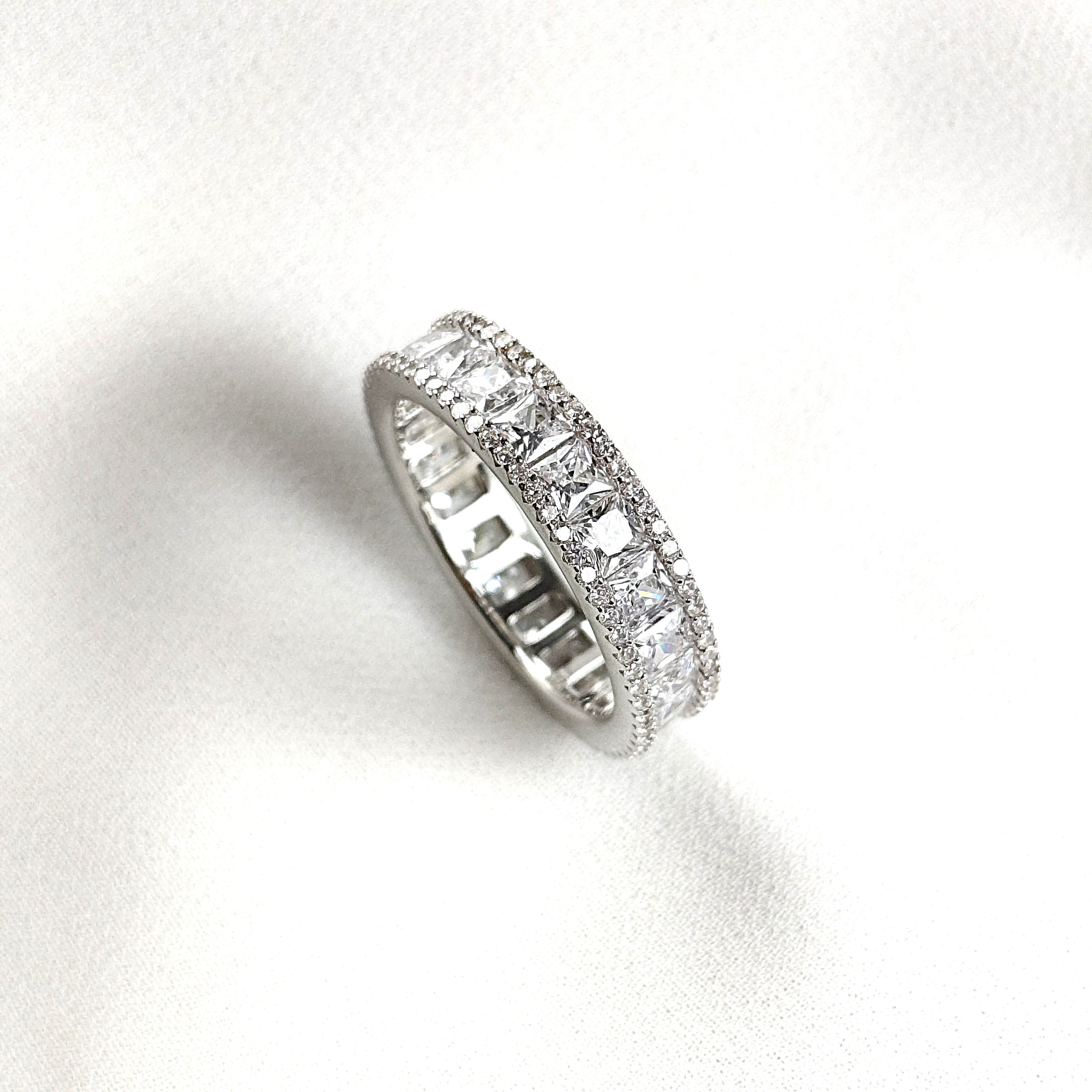 Bague en Argent 925 avec Zircons Étincelants – Élégance Intemporelle Bague en Argent 925 avec Zircons Étincelants – Élégance Intemporelle