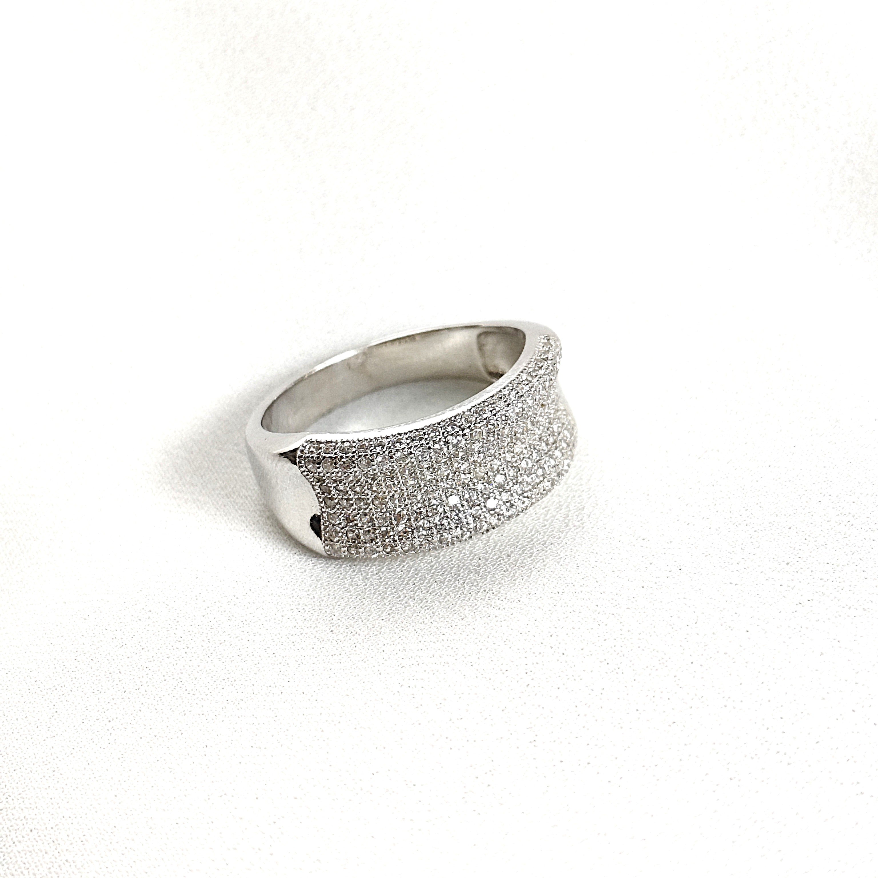 Bague en Argent Rhodié Pavée de Zircons – Brillance Élégante Bague en Argent Rhodié Pavée de Zircons – Brillance Élégante