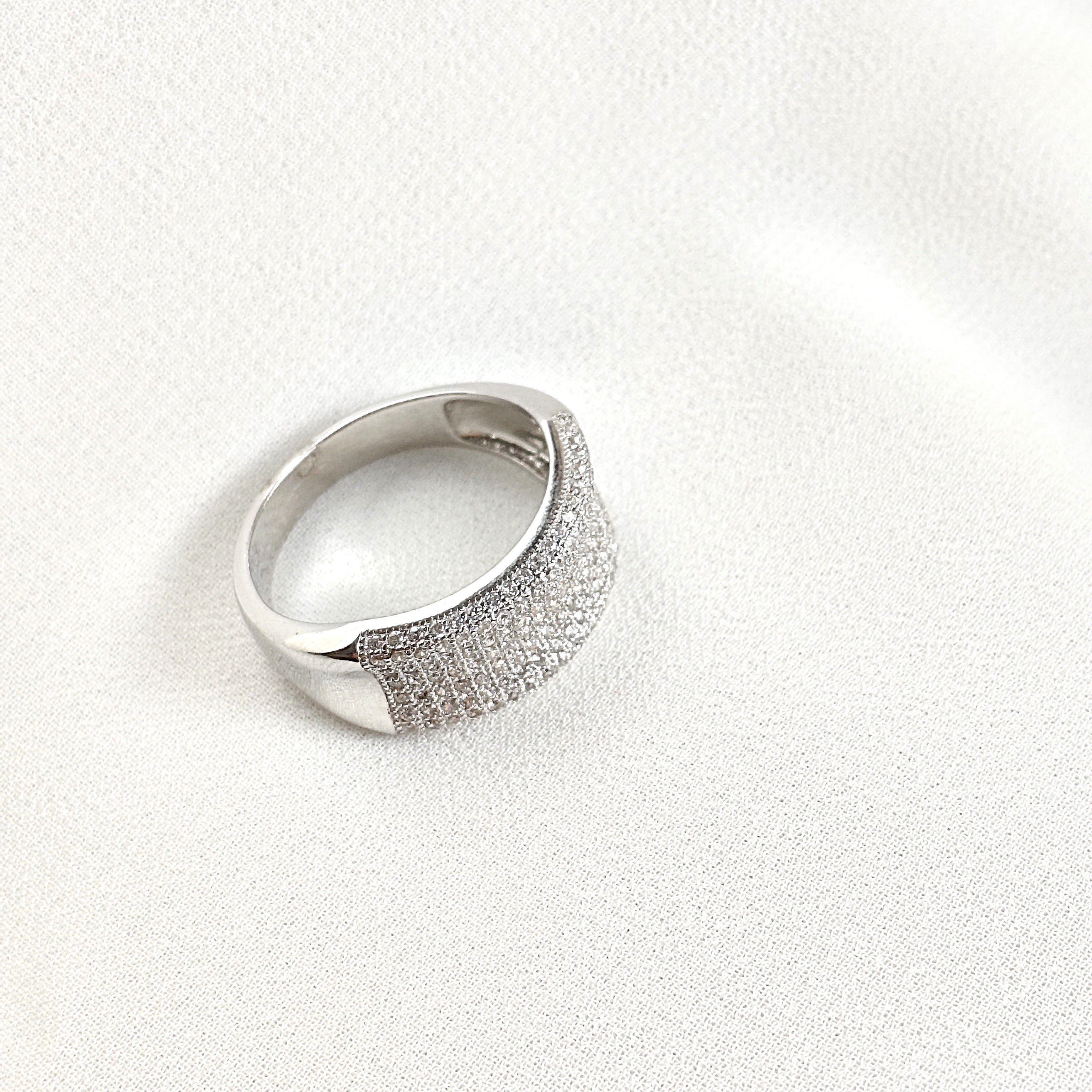 Bague en Argent Rhodié Pavée de Zircons – Brillance Élégante Bague en Argent Rhodié Pavée de Zircons – Brillance Élégante