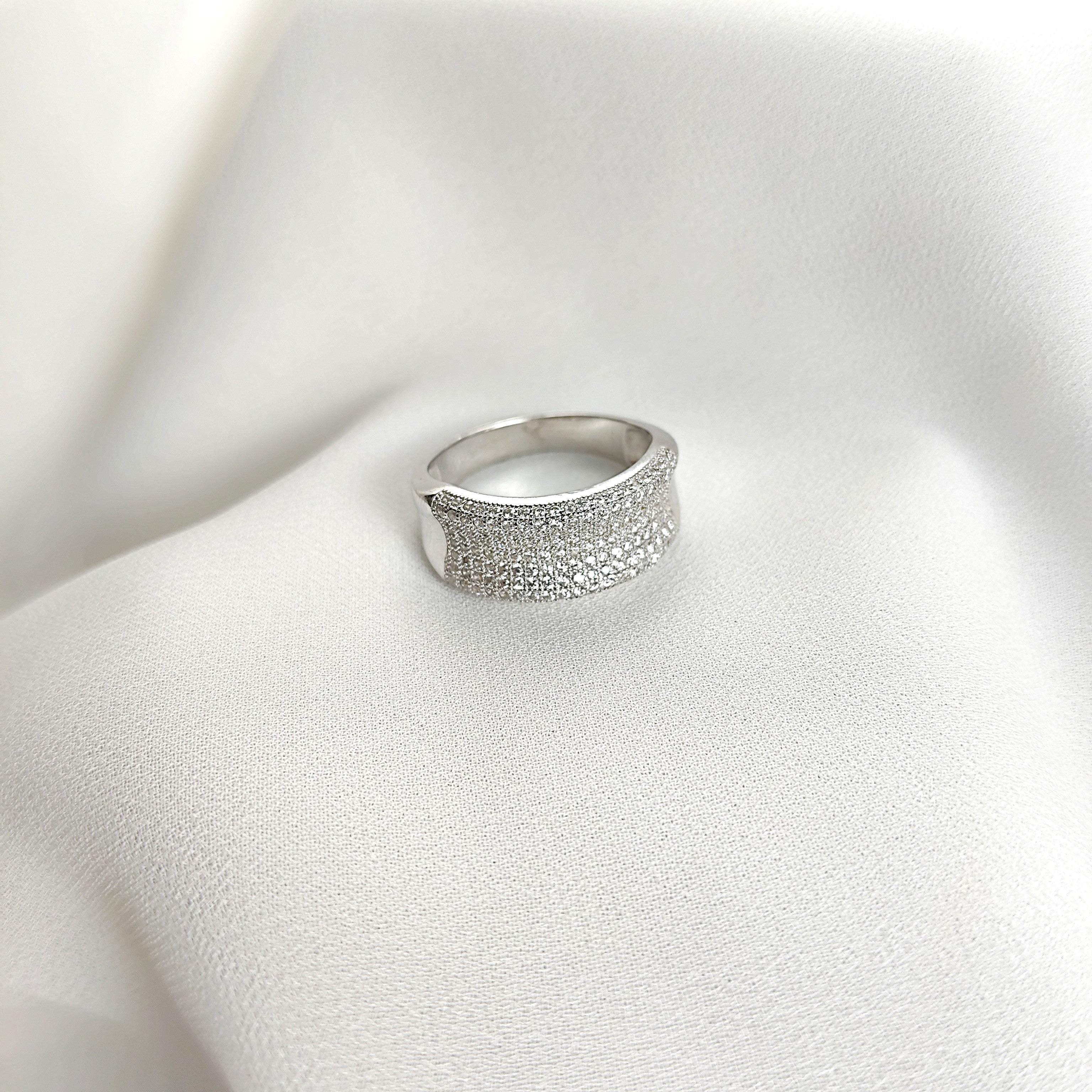 Bague en Argent Rhodié Pavée de Zircons – Brillance Élégante Bague en Argent Rhodié Pavée de Zircons – Brillance Élégante