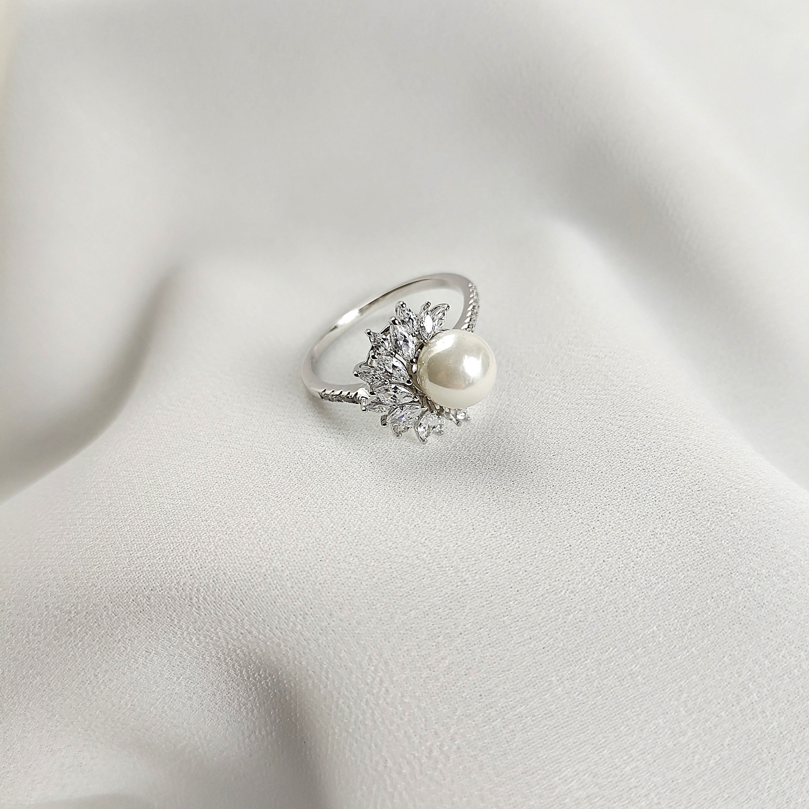 Bague en Argent 925 avec Perle & Oxydes de Zircon – Élégance Intemporelle Bague en Argent 925 avec Perle & Oxydes de Zircon – Élégance Intemporelle