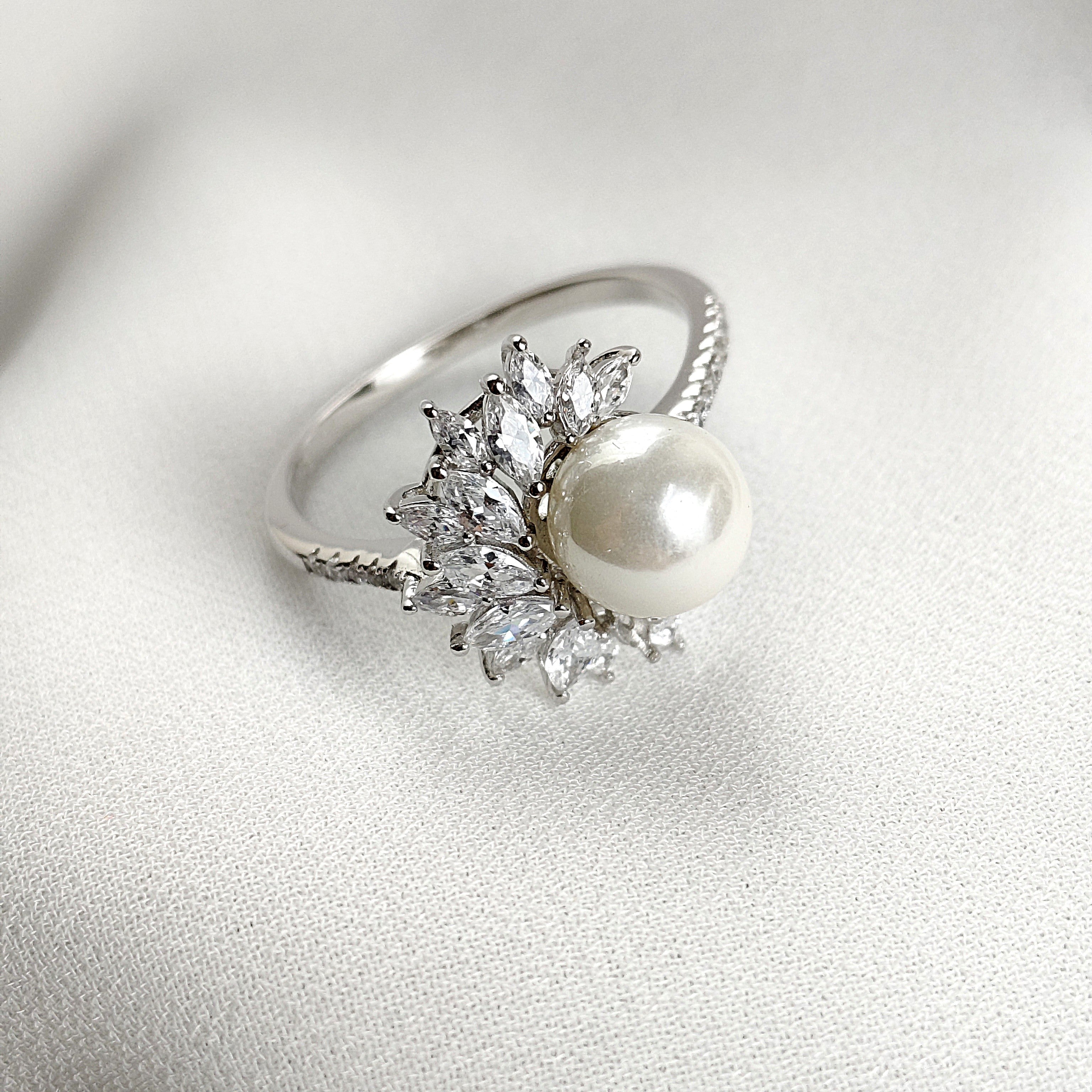 Bague en Argent 925 avec Perle & Oxydes de Zircon – Élégance Intemporelle Bague en Argent 925 avec Perle & Oxydes de Zircon – Élégance Intemporelle