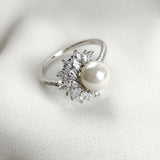Bague en Argent 925 avec Perle & Oxydes de Zircon – Élégance Intemporelle Bague en Argent 925 avec Perle & Oxydes de Zircon – Élégance Intemporelle