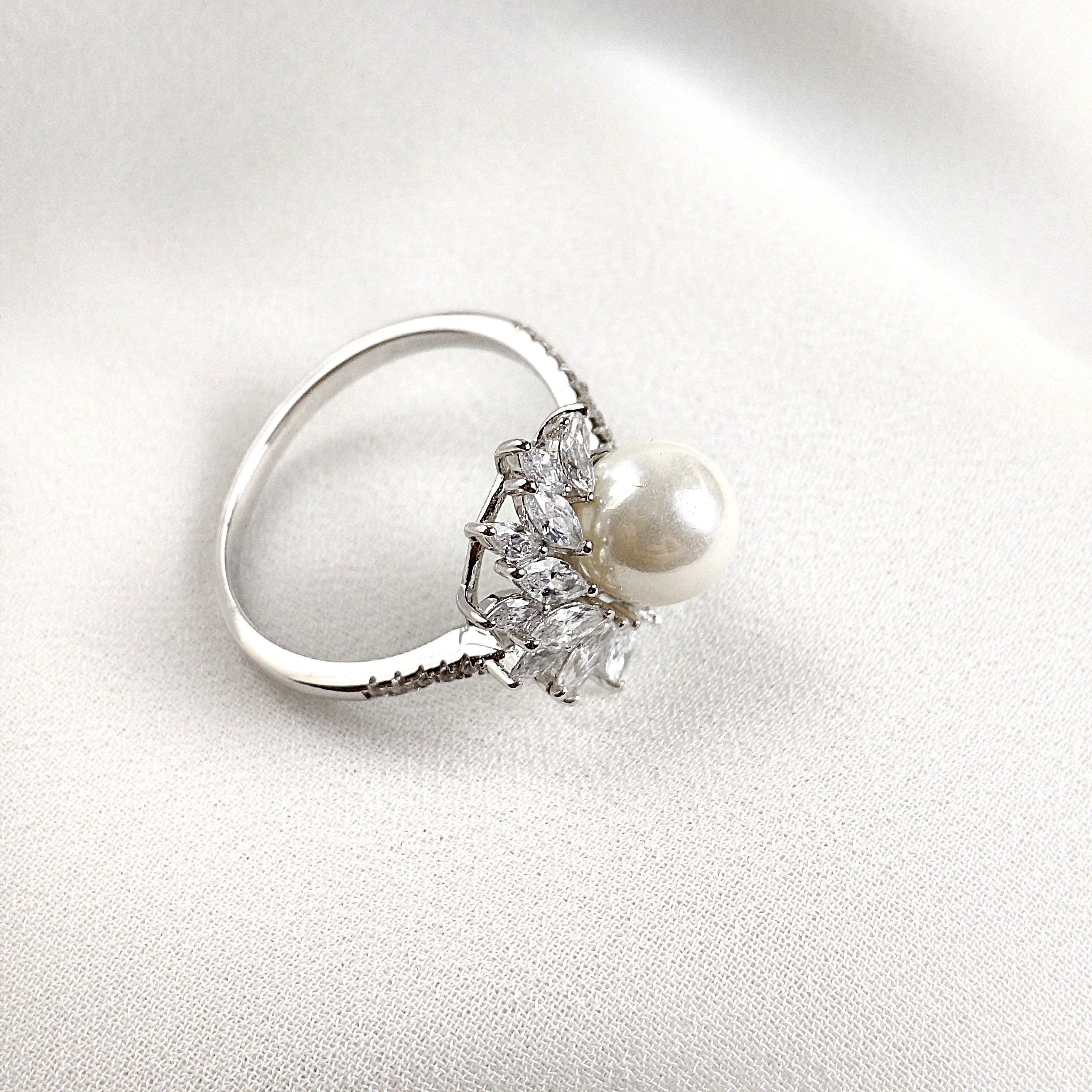 Bague en Argent 925 avec Perle & Oxydes de Zircon – Élégance Intemporelle Bague en Argent 925 avec Perle & Oxydes de Zircon – Élégance Intemporelle