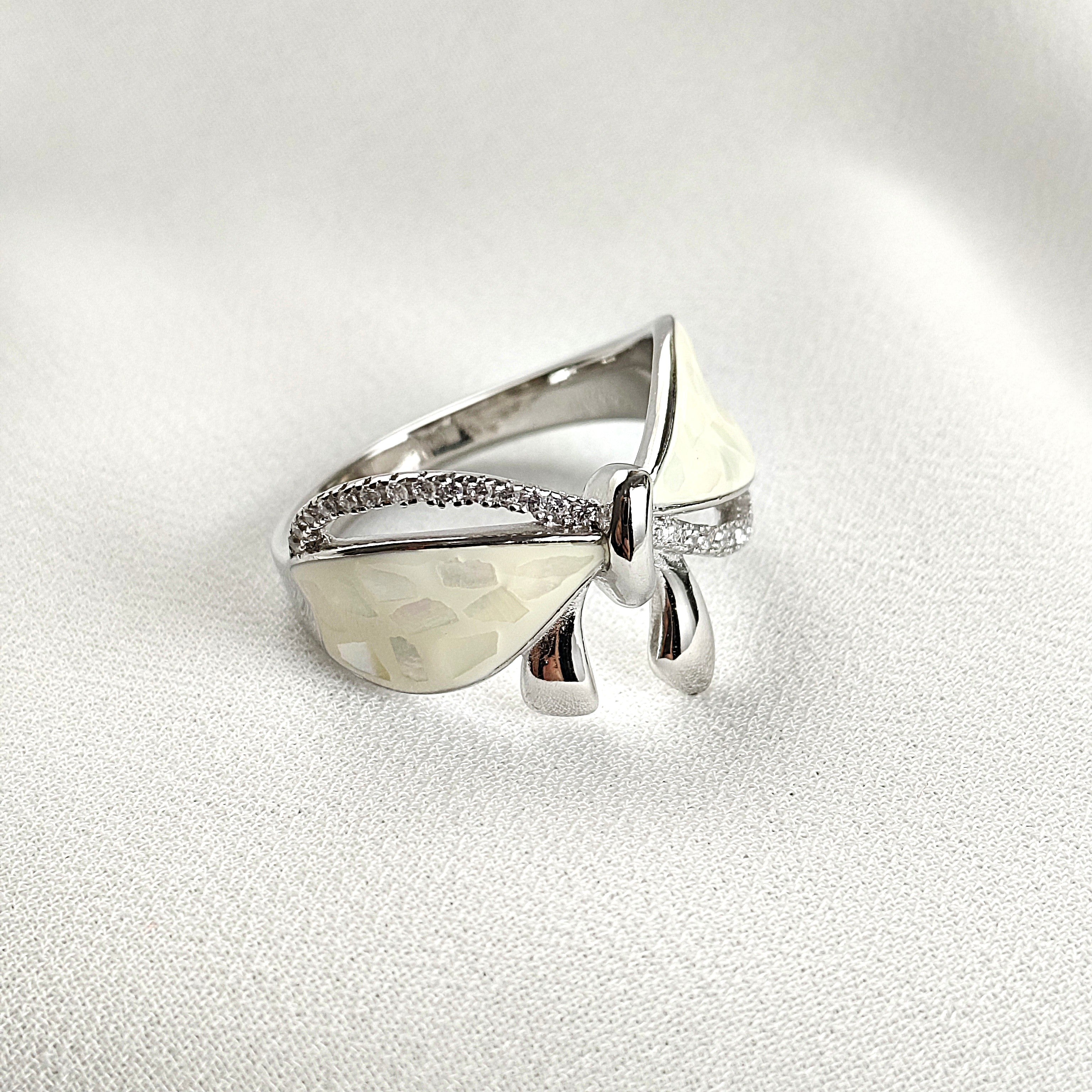 Bague en Argent 925 Plaqué Rhodium – Nœud Élégant & Cristaux Zircon Bague en Argent 925 Plaqué Rhodium – Nœud Élégant & Cristaux Zircon
