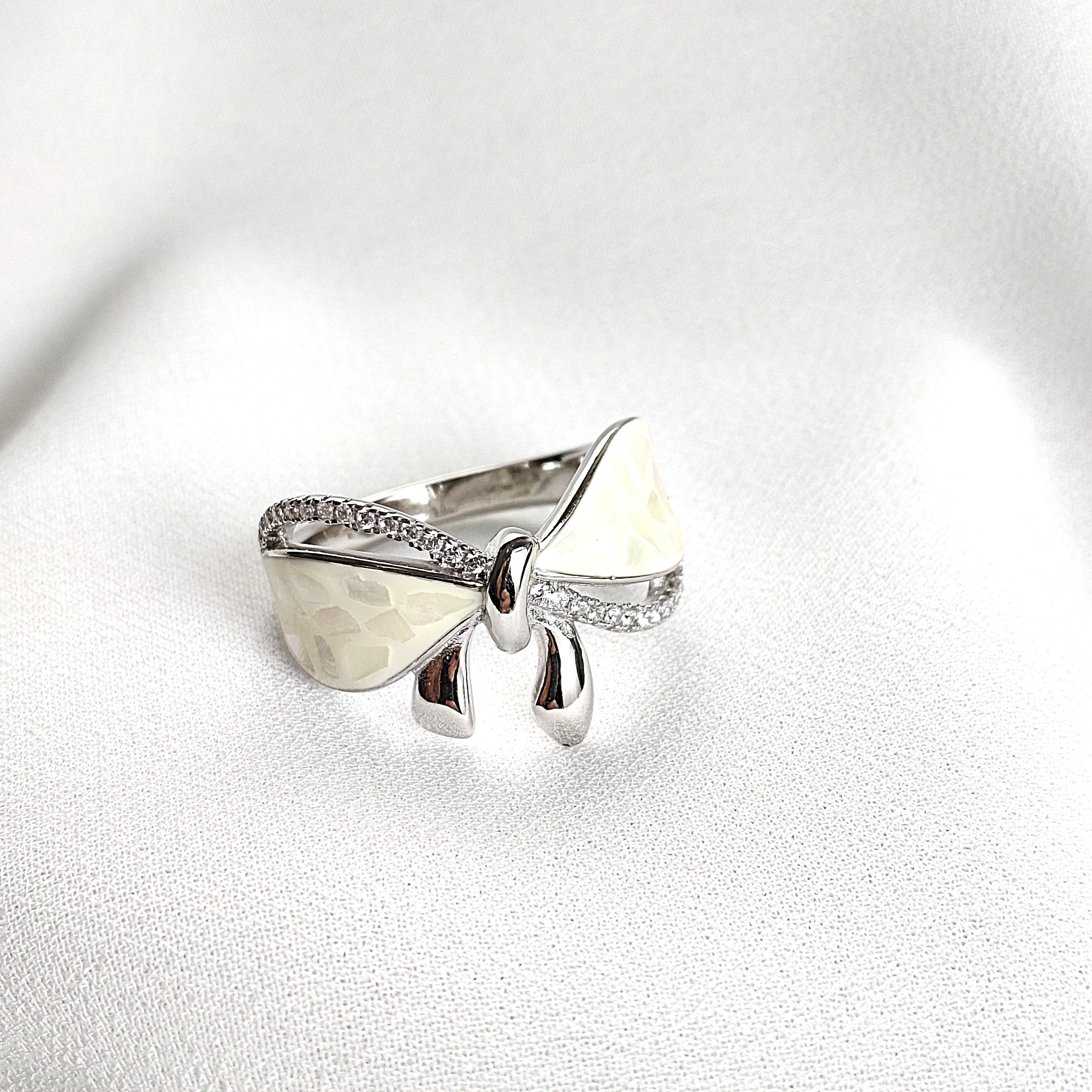 Bague en Argent 925 Plaqué Rhodium – Nœud Élégant & Cristaux Zircon Bague en Argent 925 Plaqué Rhodium – Nœud Élégant & Cristaux Zircon