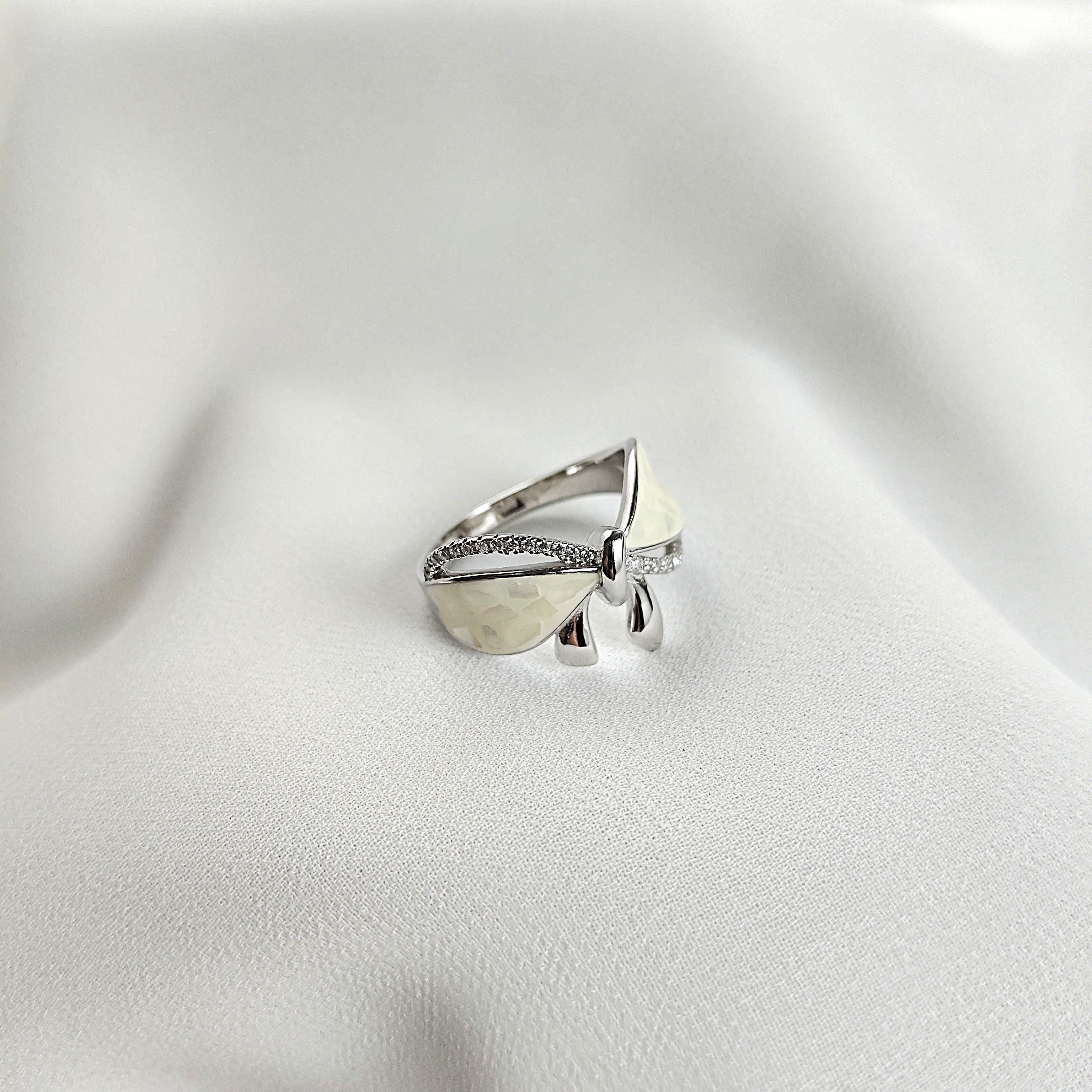 Bague en Argent 925 Plaqué Rhodium – Nœud Élégant & Cristaux Zircon Bague en Argent 925 Plaqué Rhodium – Nœud Élégant & Cristaux Zircon
