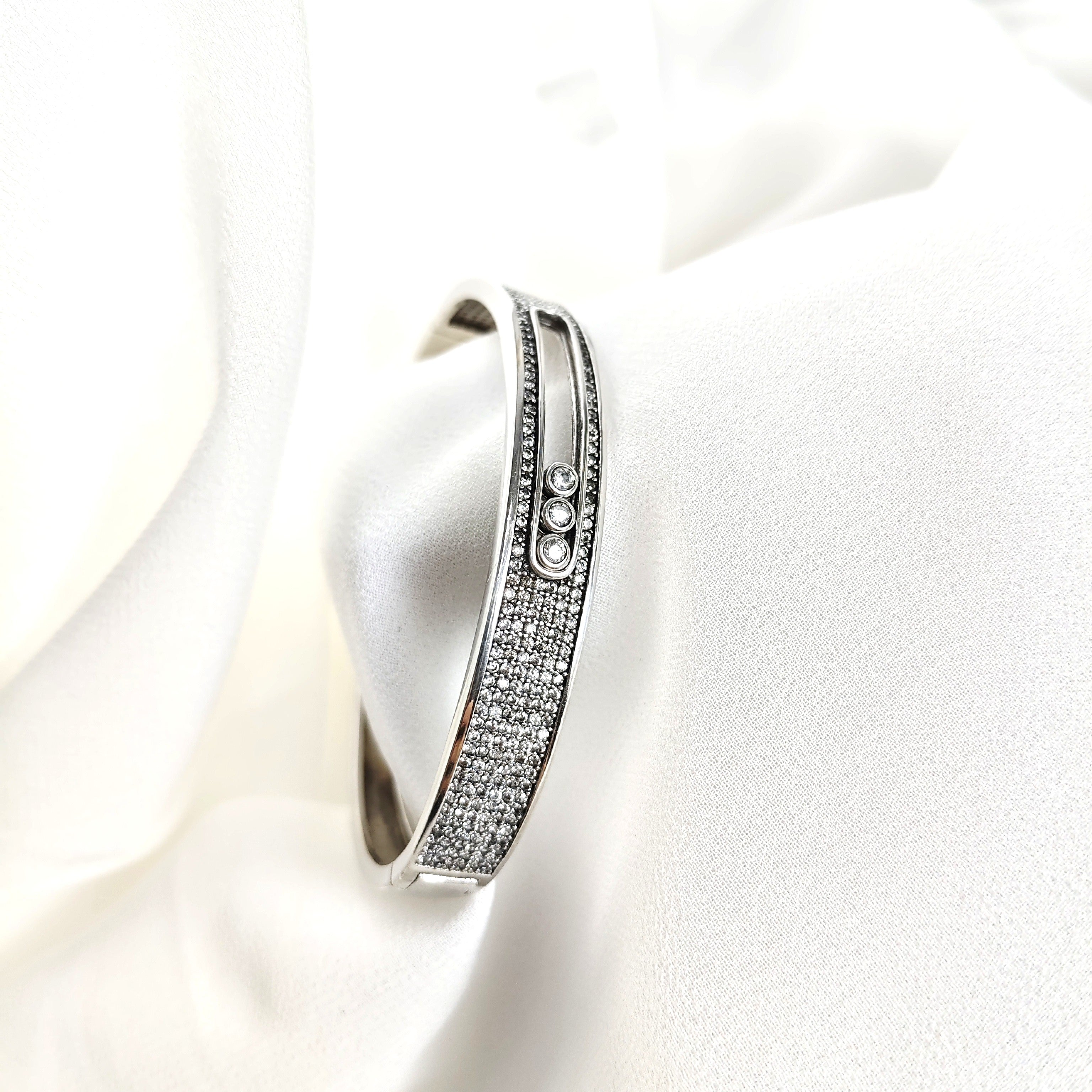 Bracelet jonc en argent rhodié avec incrustation de zircons scintillants Bracelet jonc en argent rhodié avec incrustation de zircons scintillants