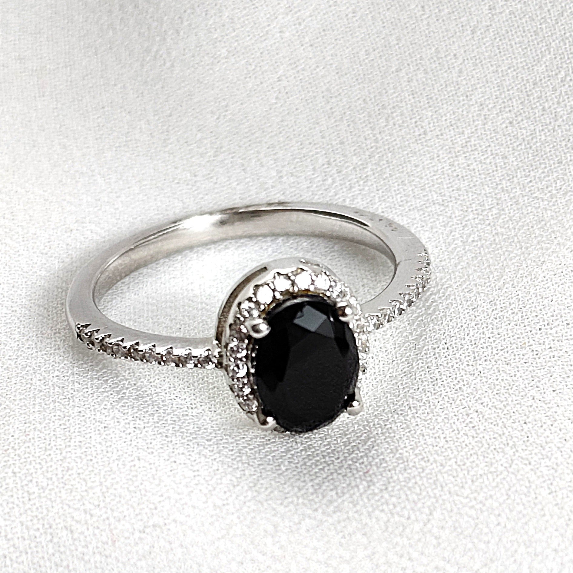 Bague en argent rhodié avec pierre noire et halo de zircons Bague en argent rhodié avec pierre noire et halo de zircons